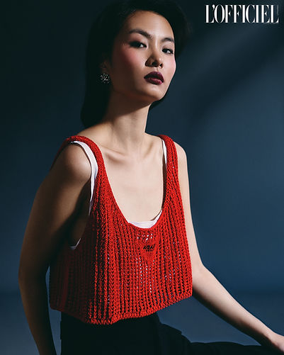 Modernes Styling für ein internationales Fashion-Editorial im L'Officiel Magazin von Stylistin Aysel Huseynova.