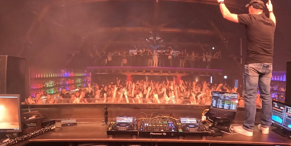 DJ Carlos Rivera spielt vor voller Club Crowd in der Schweiz