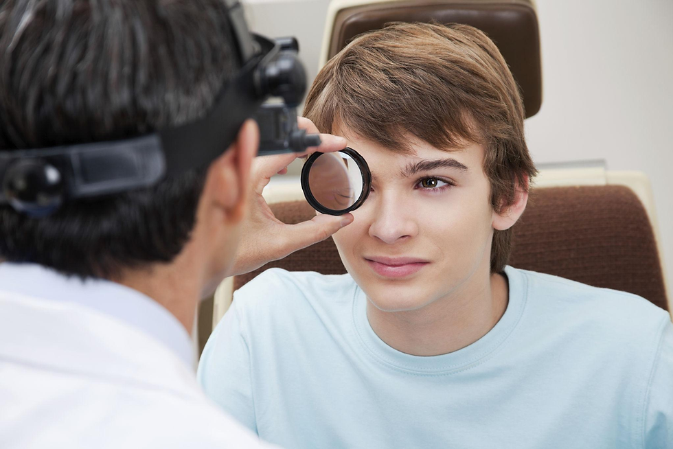 Exame de mapeamento de retina realizado pelo oftalmologista.