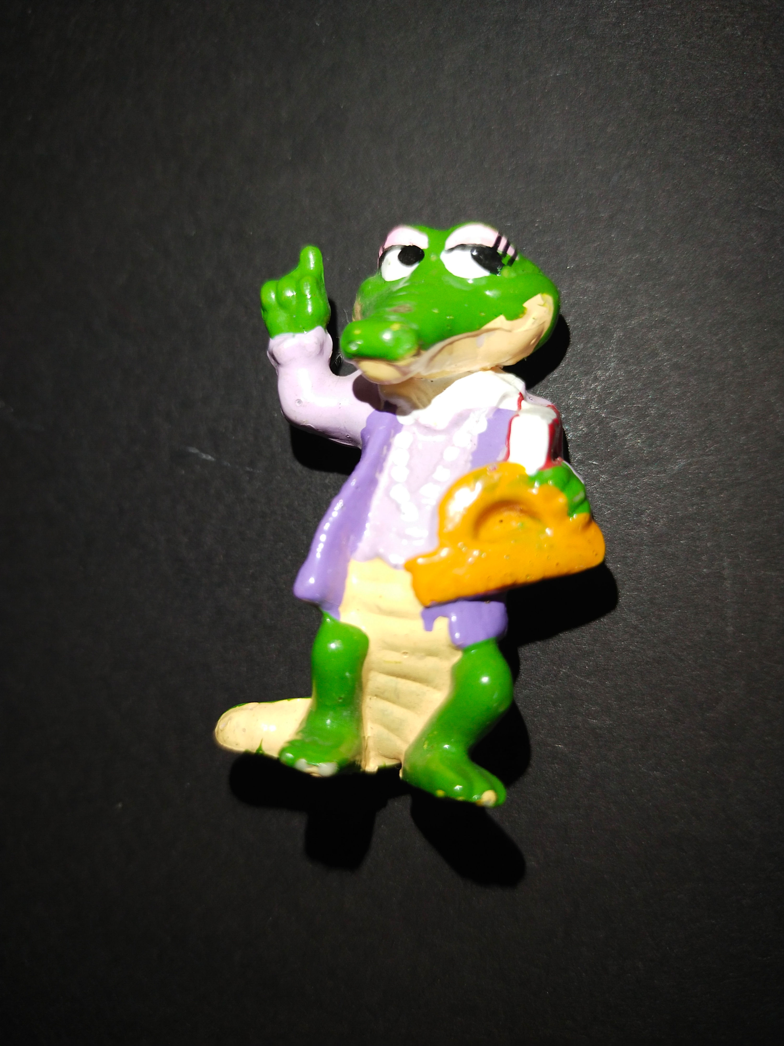 Roztomilý krokodýl v obleku nese košík