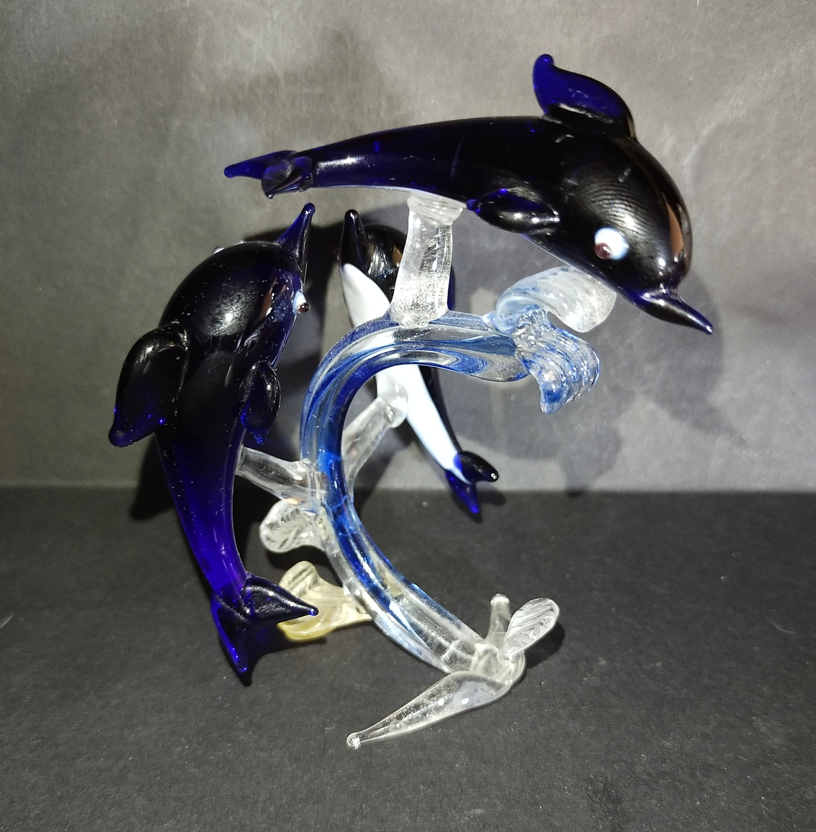 Skleněná figurka: dva delfíni