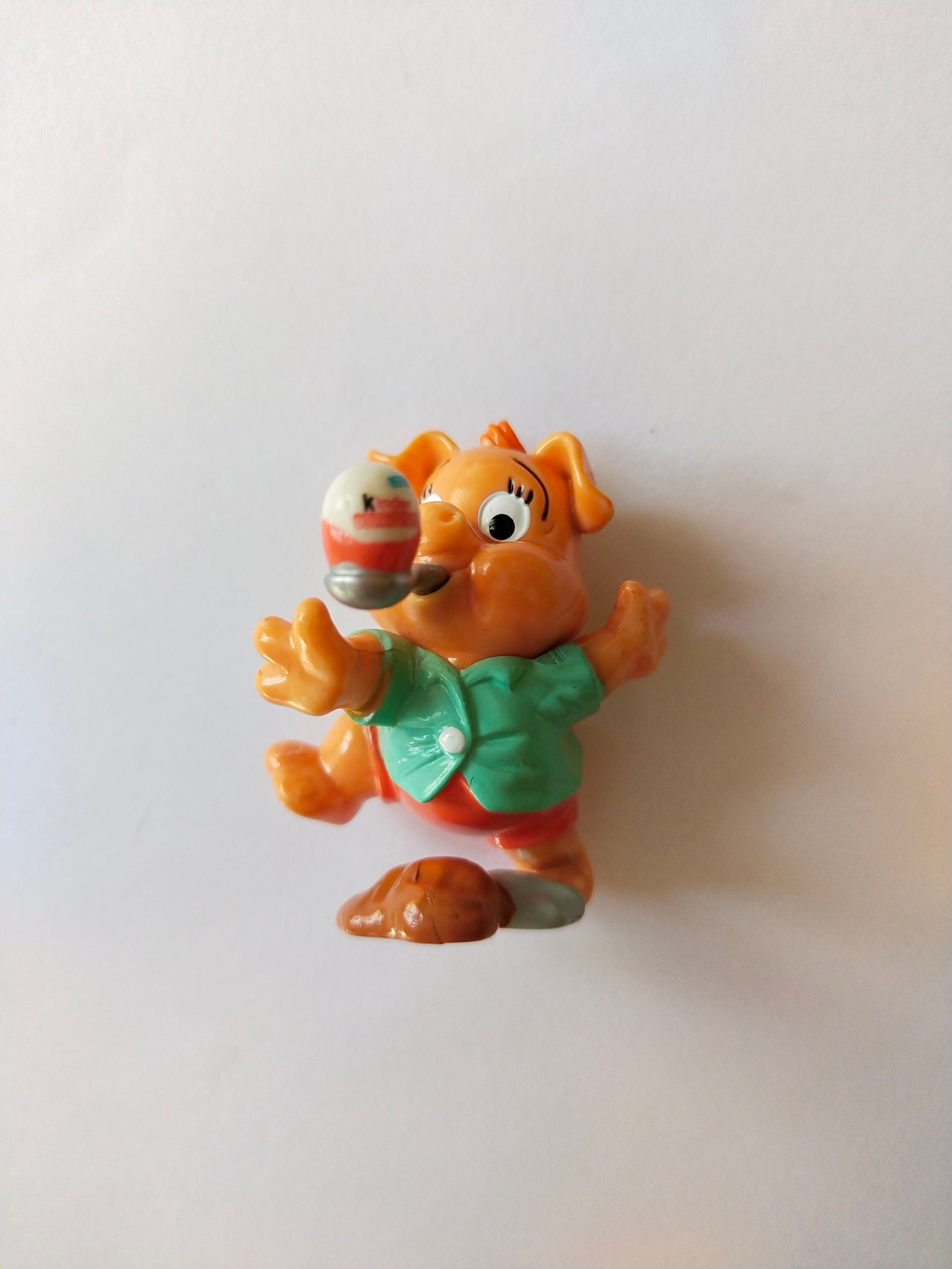 Roztomilé oranžové prasátko s míčem