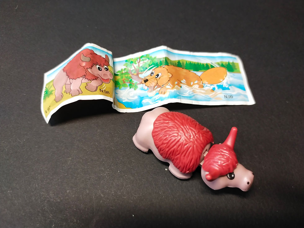 Figurky zvířátek, růžový nosorožec a zlatý pes