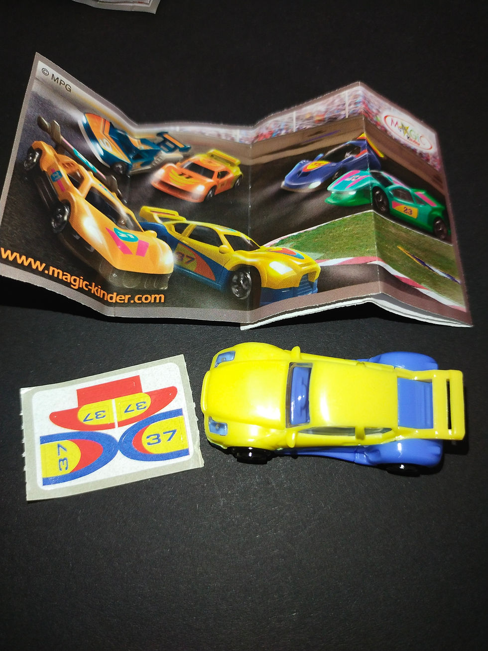 Žluté závodní auto s návodem