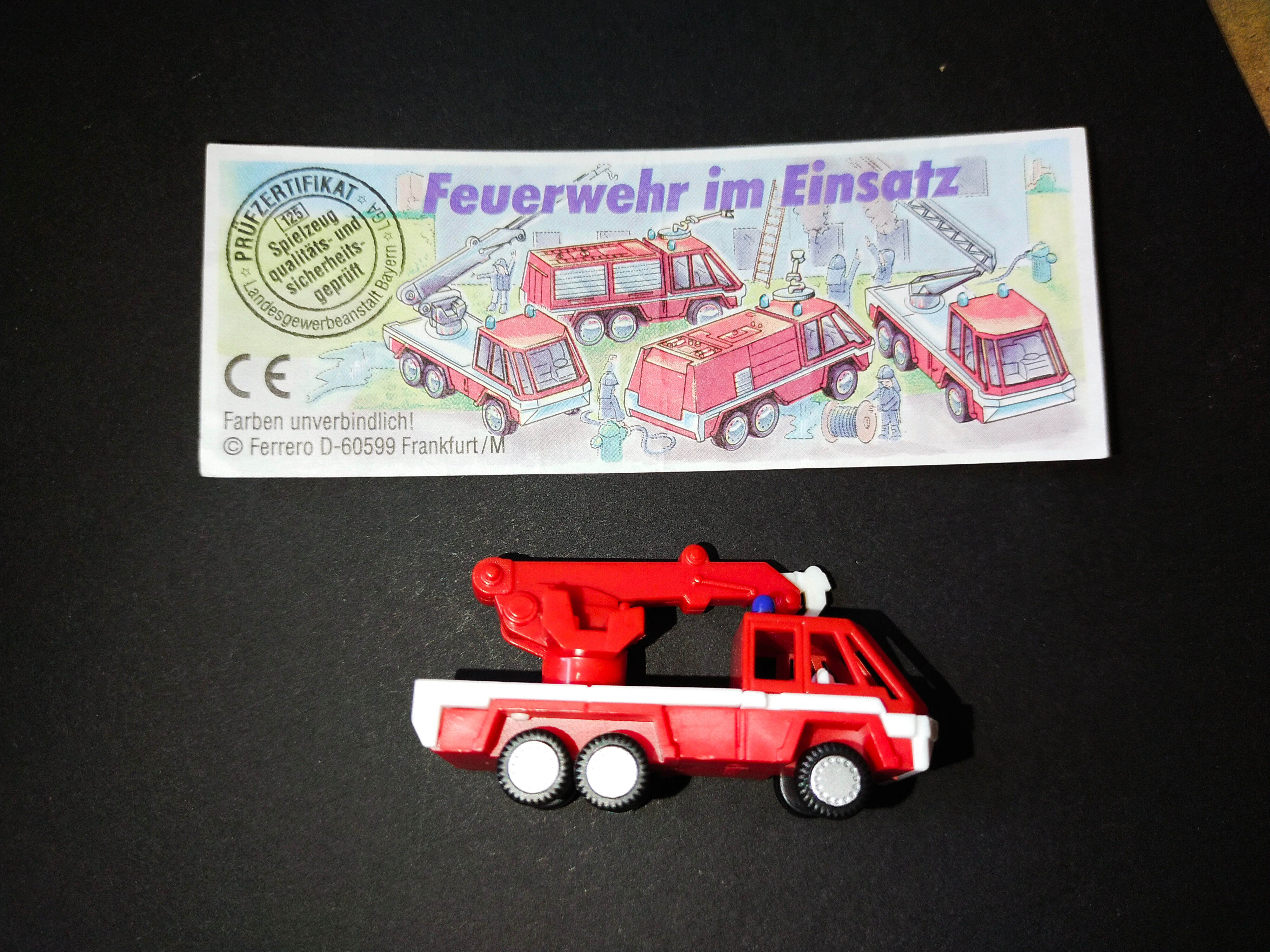 Červené hasičské auto s jeřábem, Feuerwehr im Einsatz