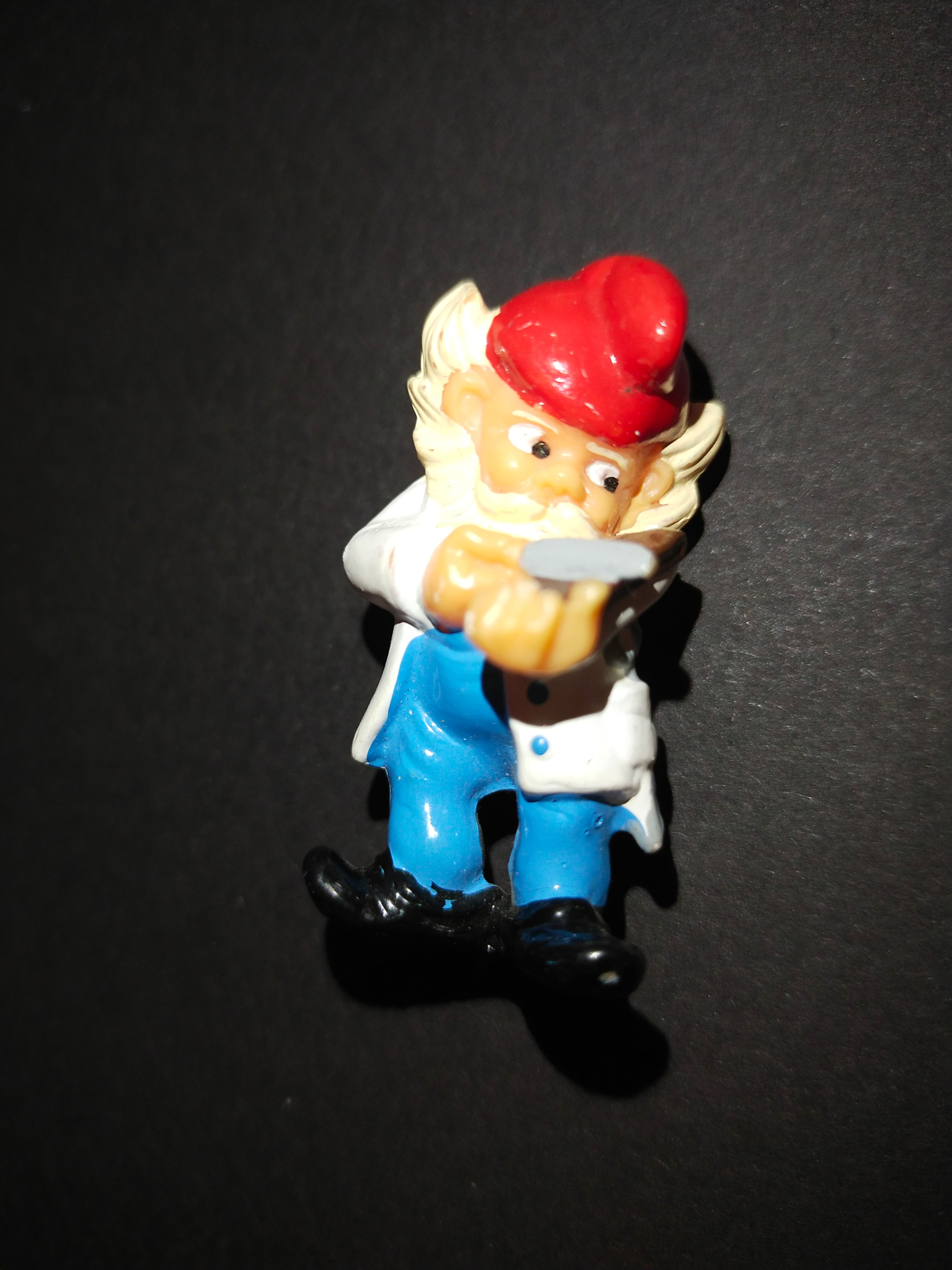 Plastiková figurka trpaslíka s nožem