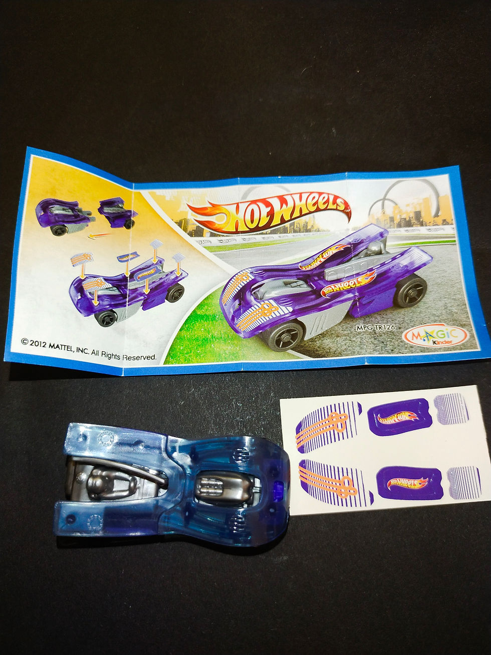 Fialové závodní autíčko Hot Wheels s návodem