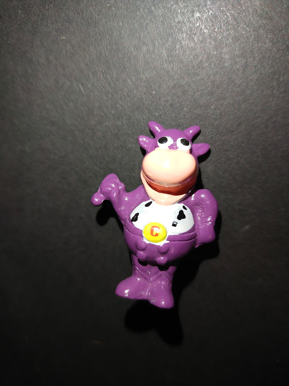 Fialová figurka býčka v kostýmu