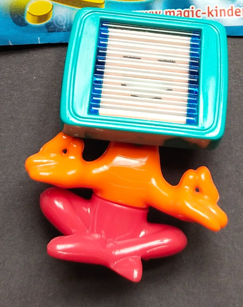 Oranžová žabička nesoucí televizní obrazovku