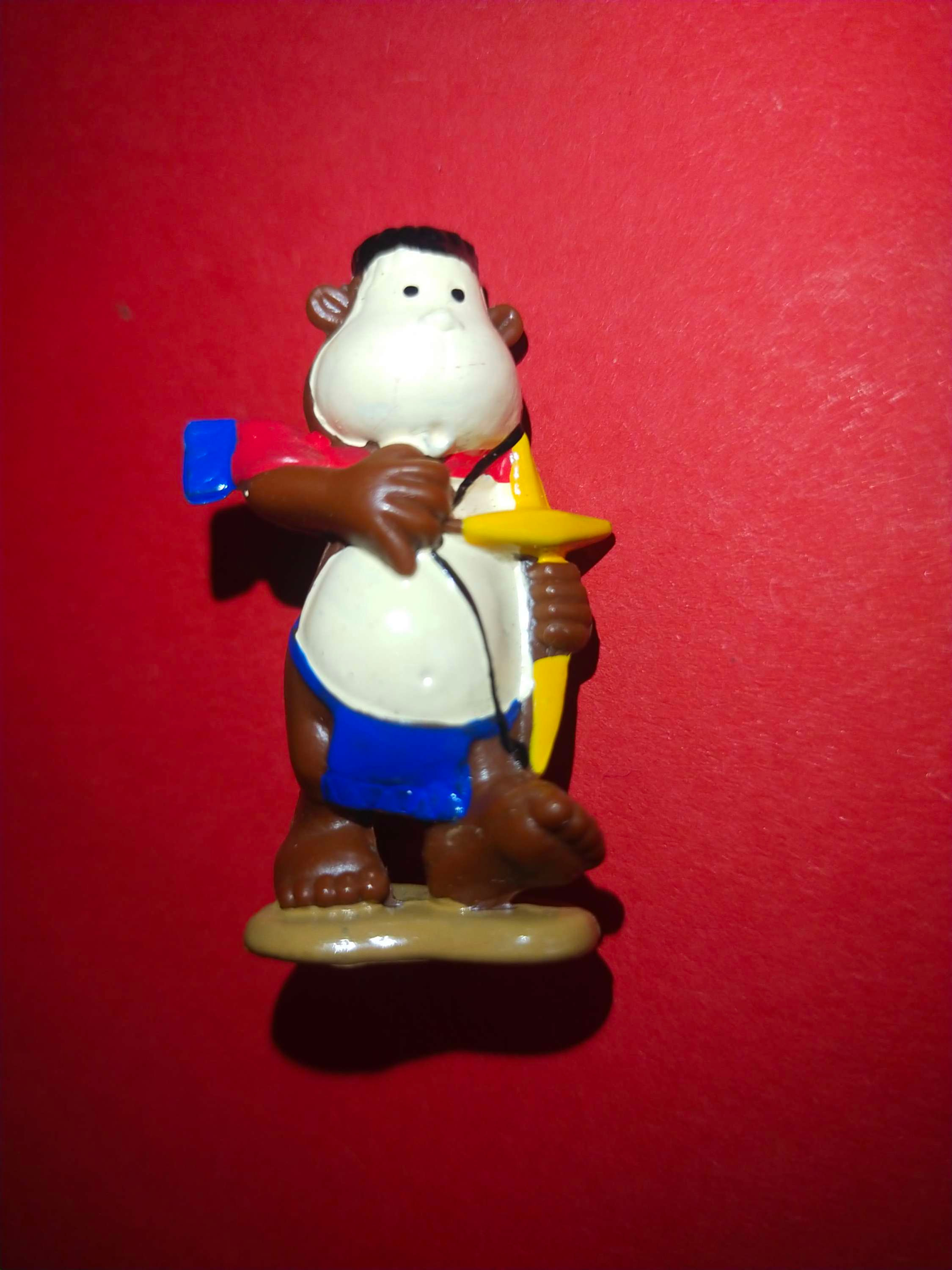 Figurální model opice s lukem