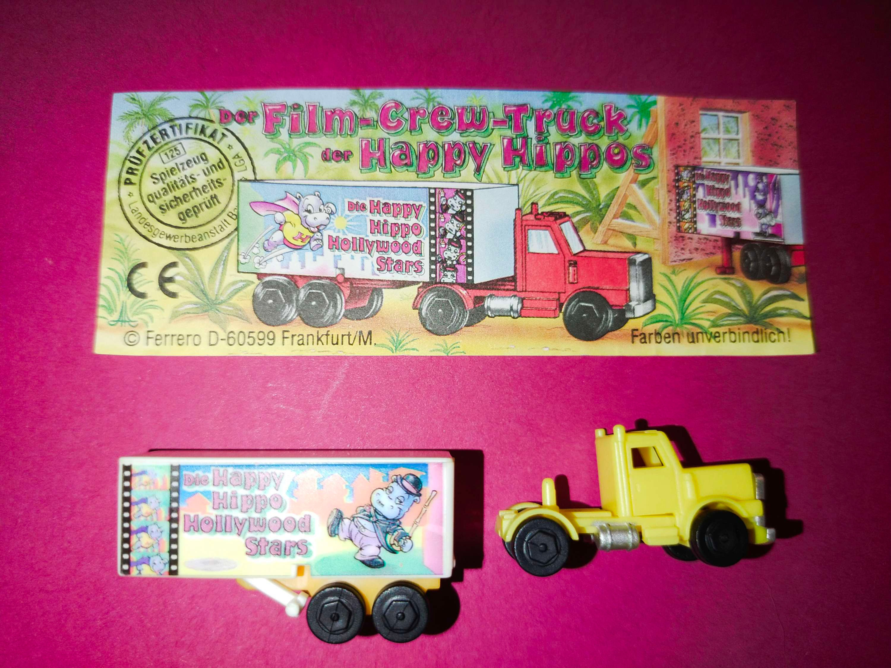 Dvě plastová nákladní auta s filmovým motivem