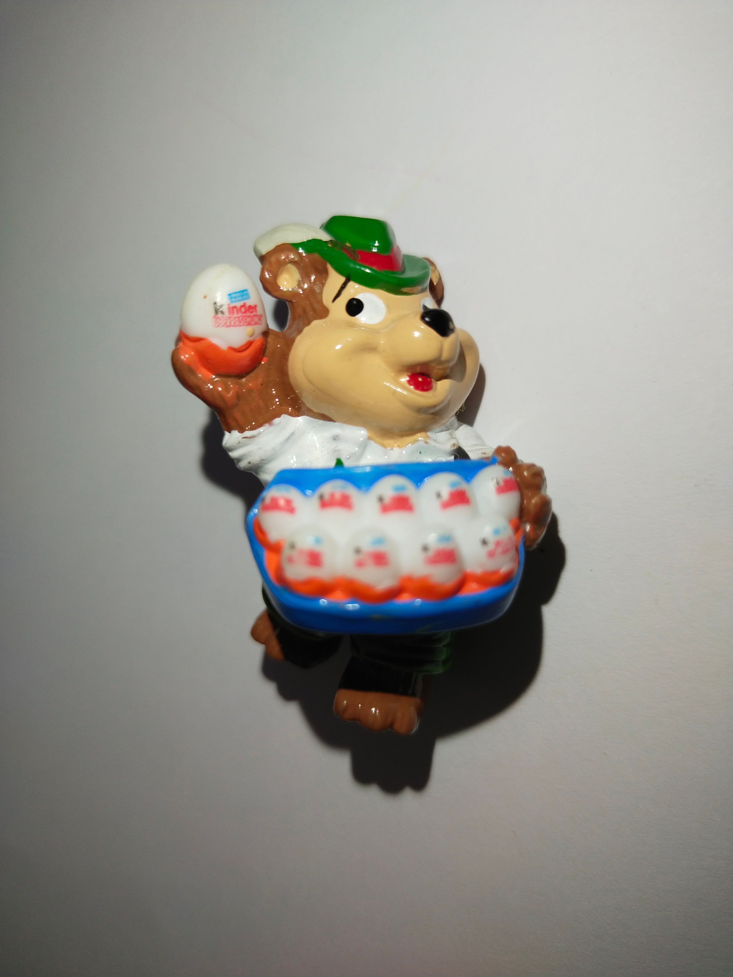 Roztomilý medvídek v tradičním oblečení drží vajíčko