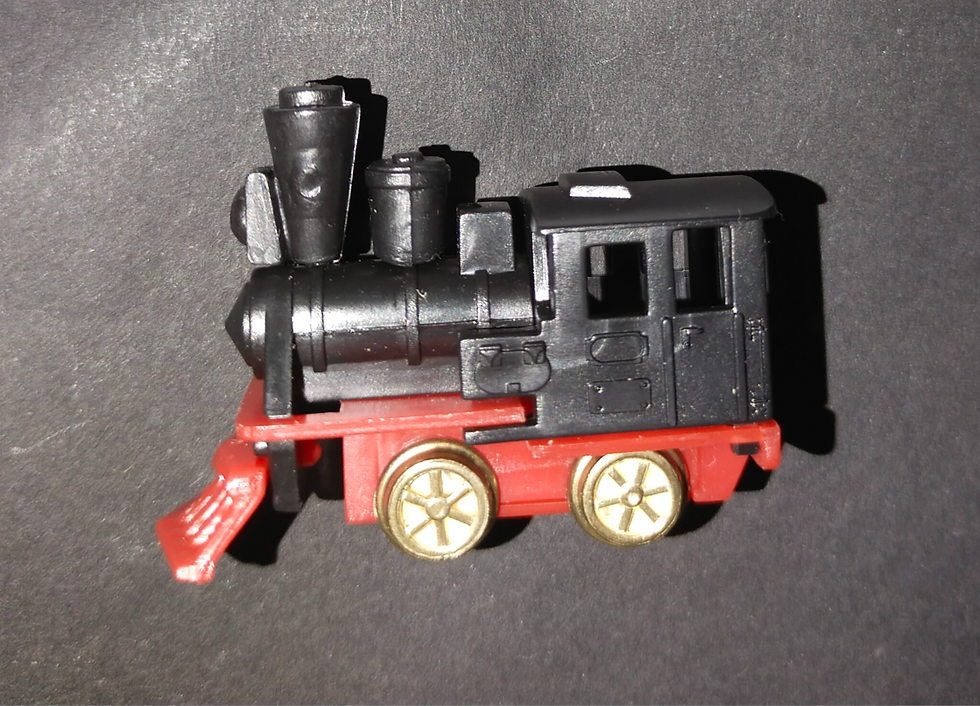 Malá černá a červená hračková lokomotiva