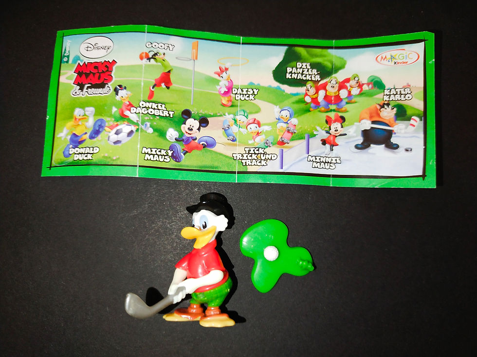 Figurka Daffyho kachny hrající golf s golfovým míčkem