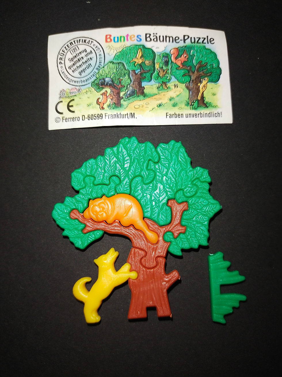 Dřevěná skládačka: kočka na stromě, detailní záběr.