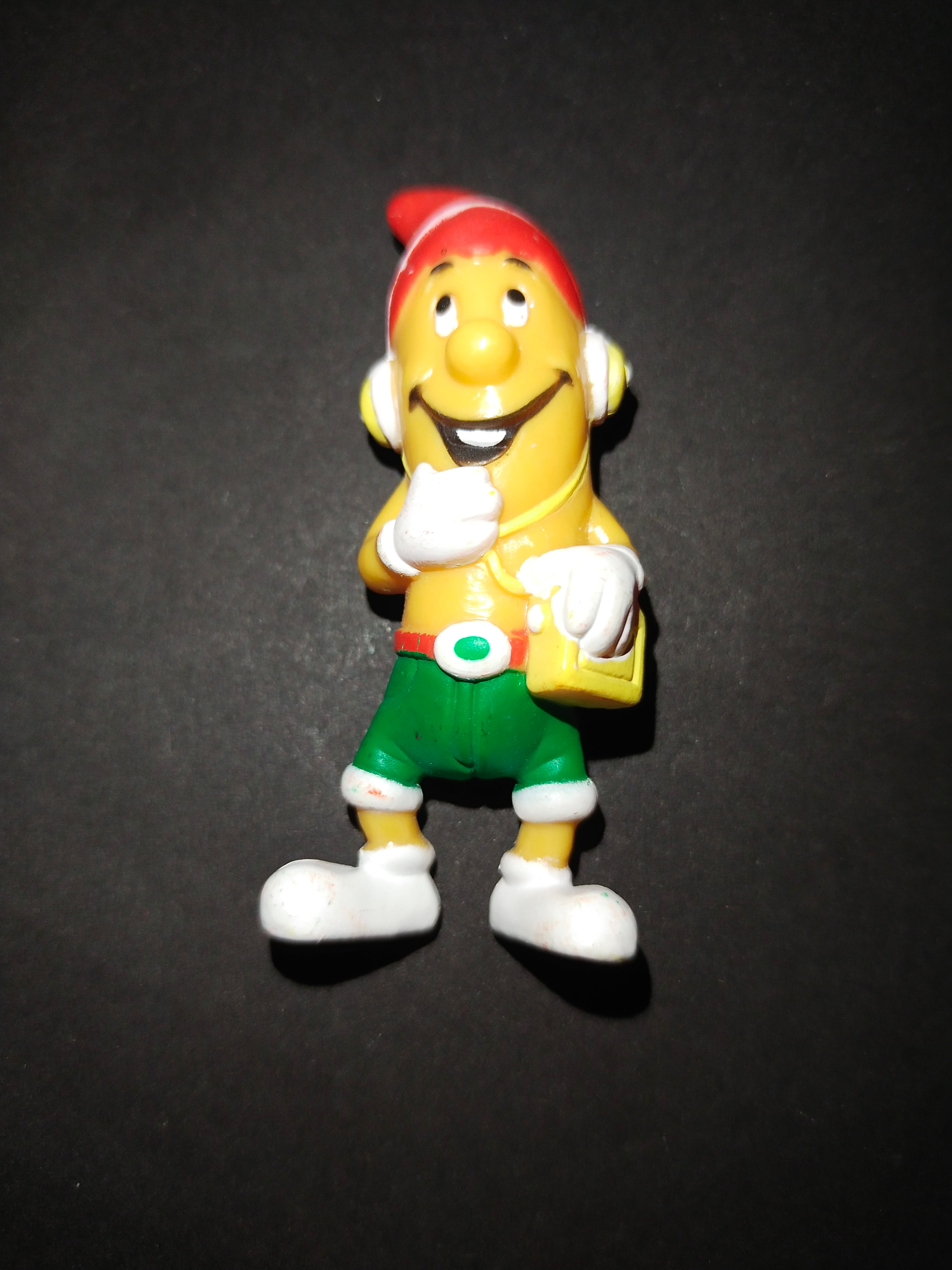 Veselá figurka poslouchající hudbu