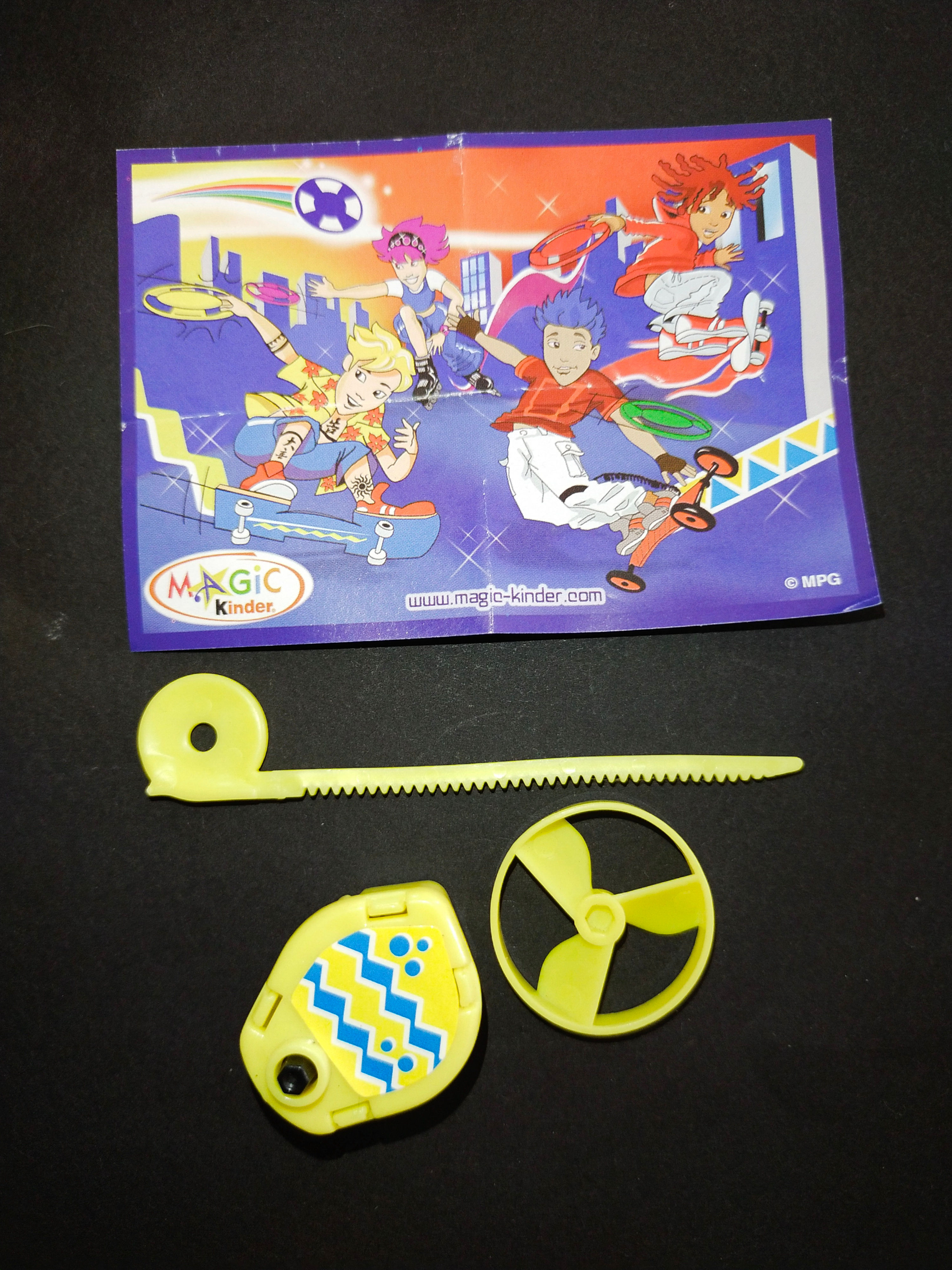 Žlutá hračka, součástky a obal