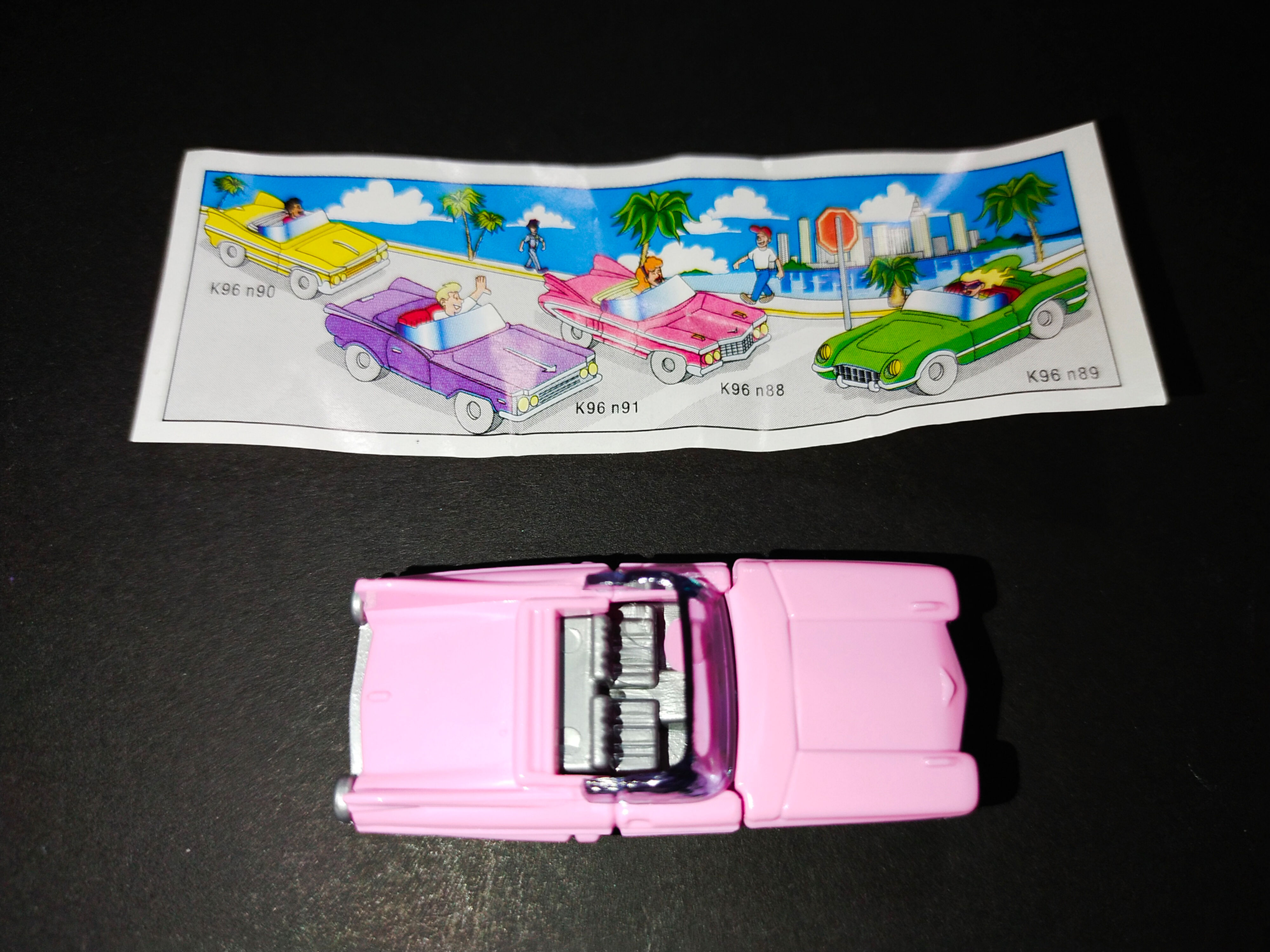 Růžový hračkový kabriolet a obrázky dalších