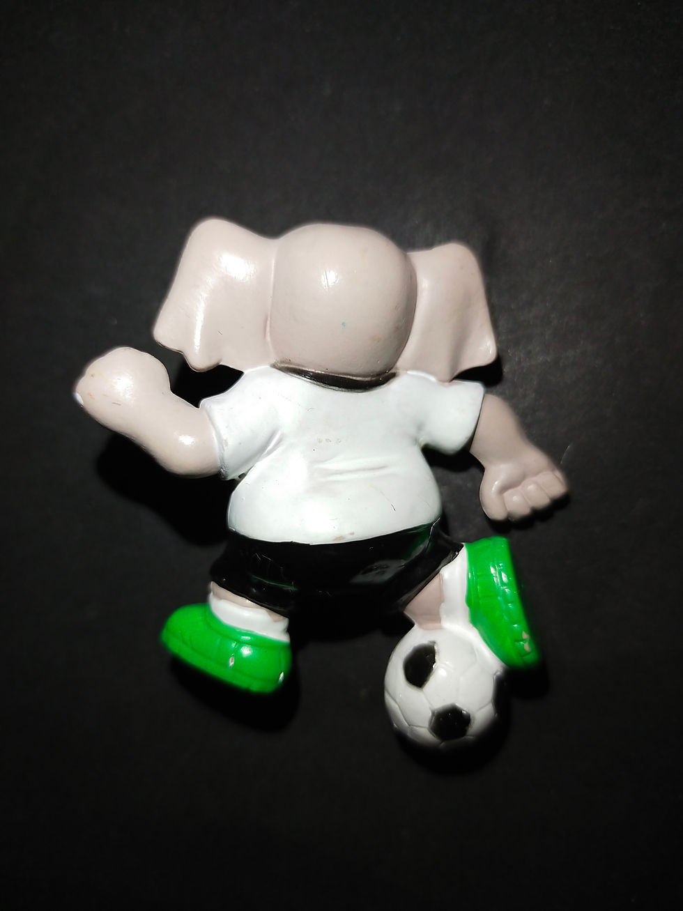 Roztomilý sloní fotbalista s míčem