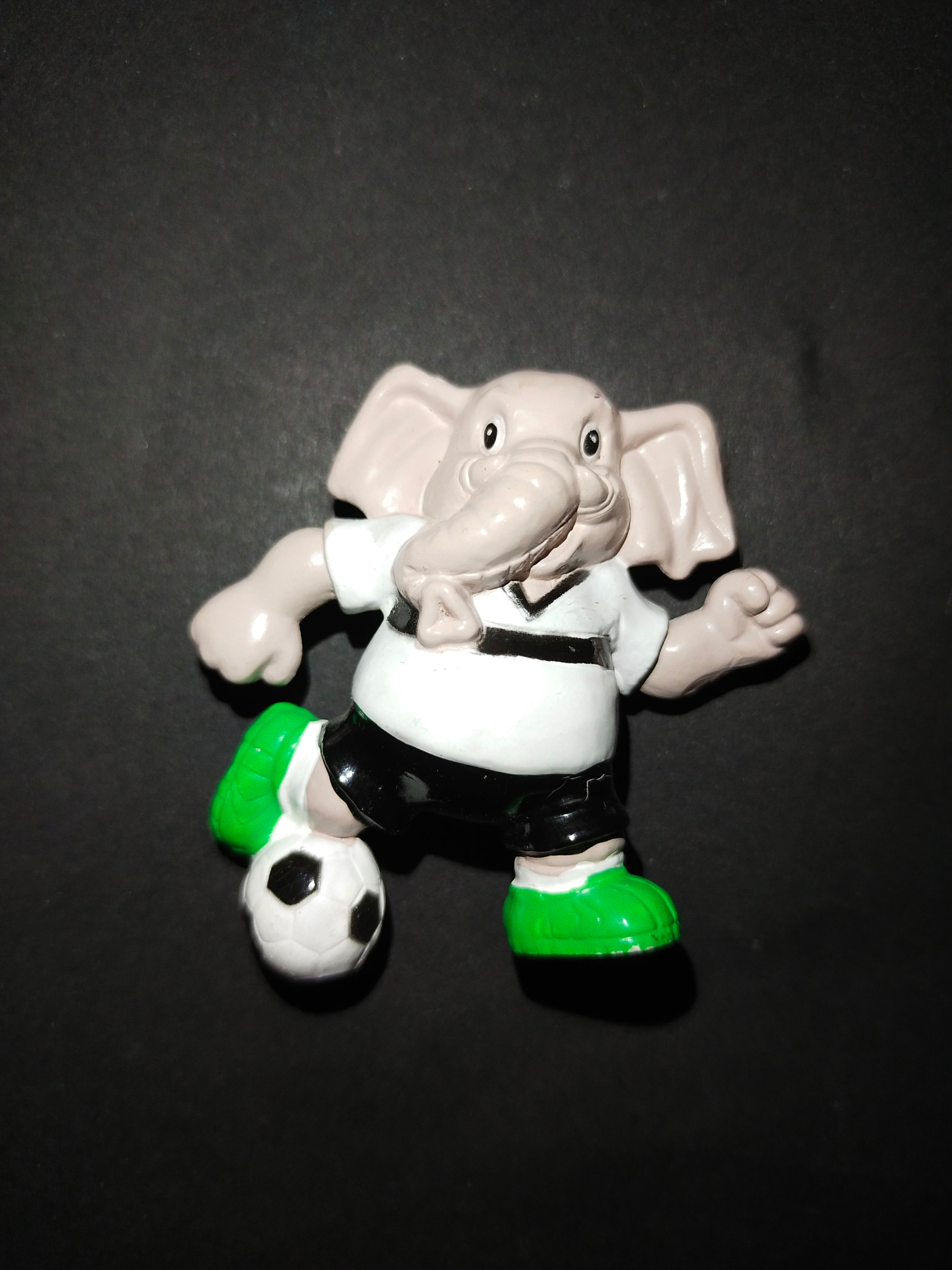 Roztomilý slon hrající fotbal