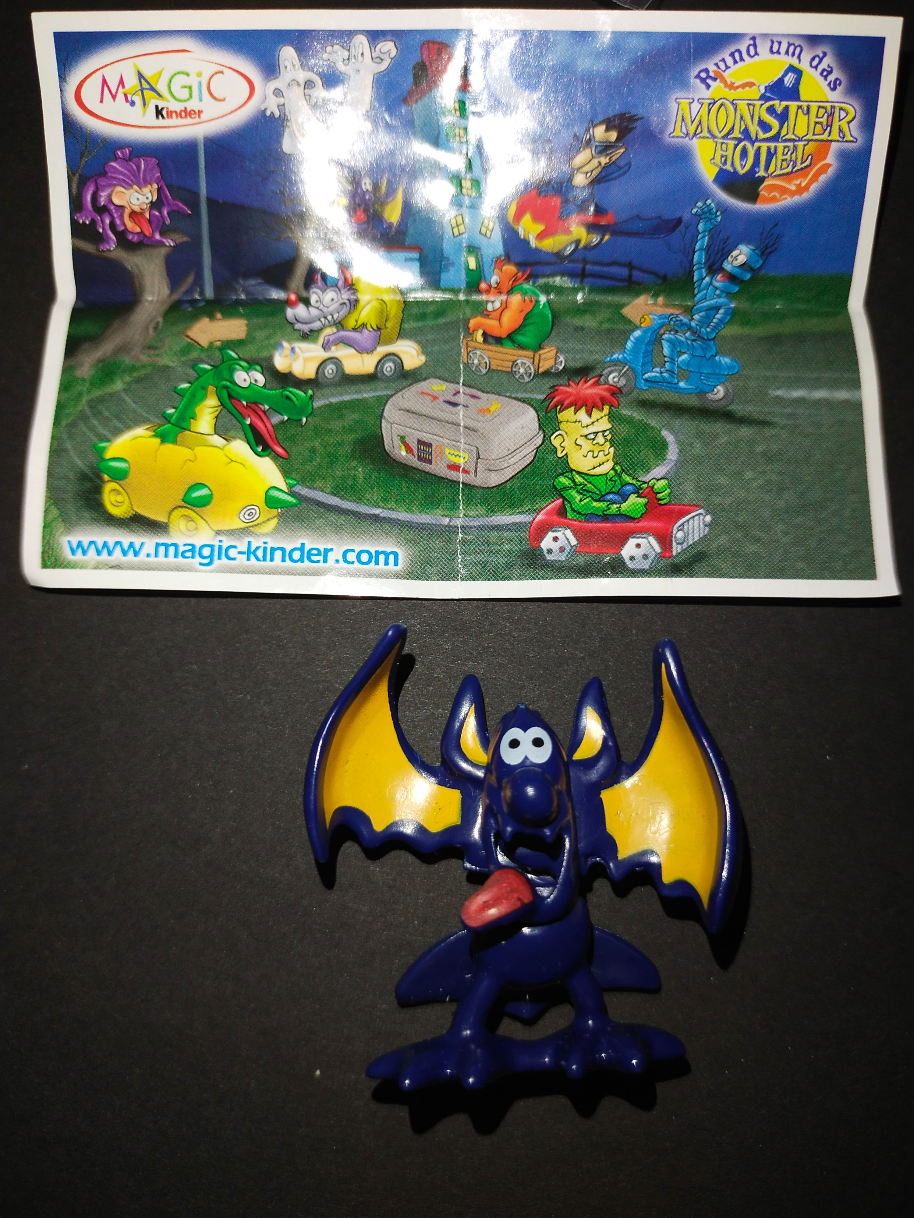 Fialová figurka netopýra, sběratelská hračka