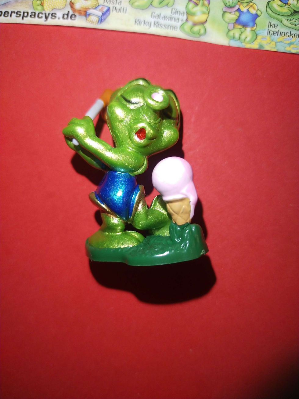 Roztomilá figurka krokodýla s zmrzlinou