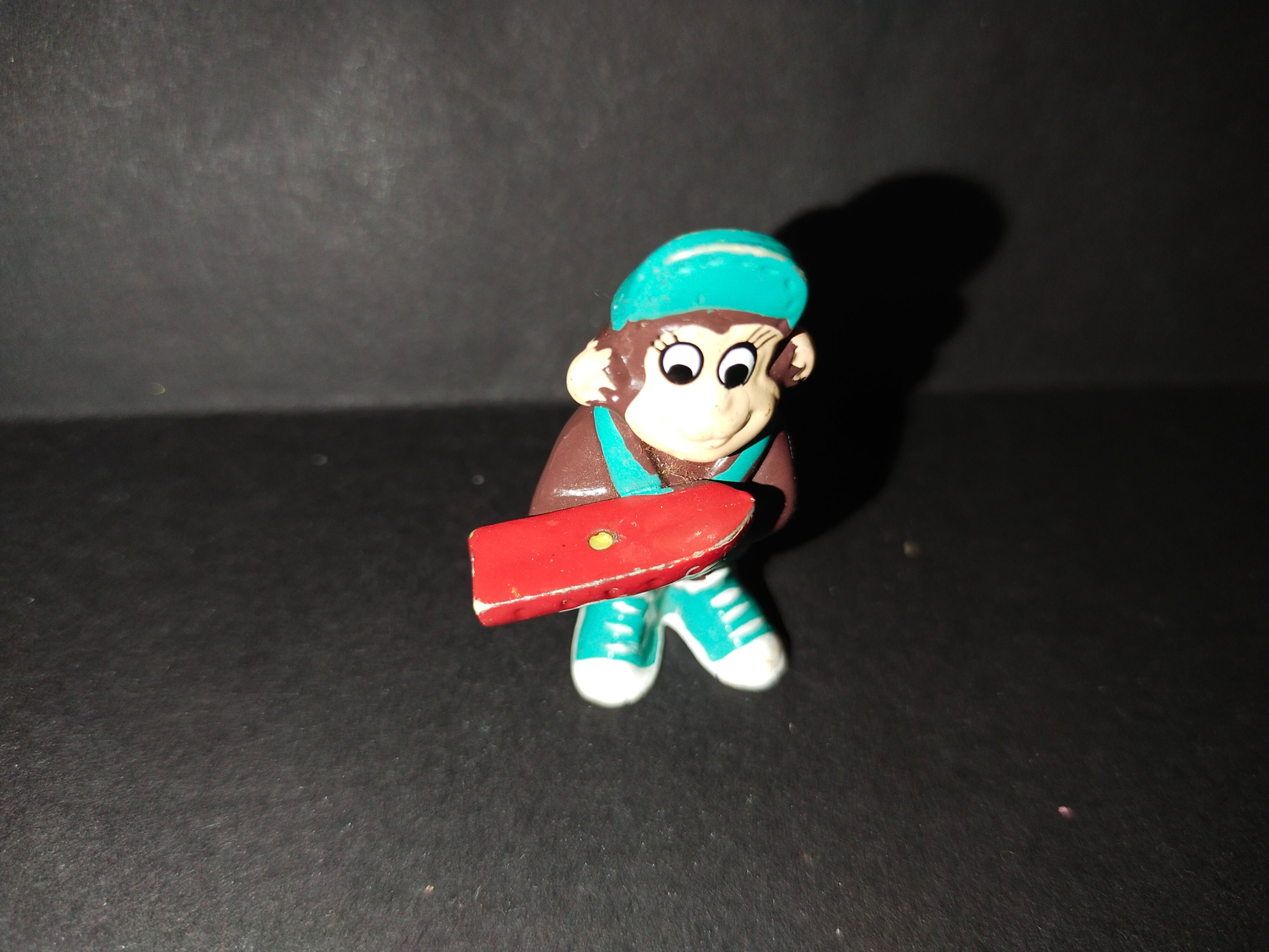 Roztomilá opice s červenou krabicí