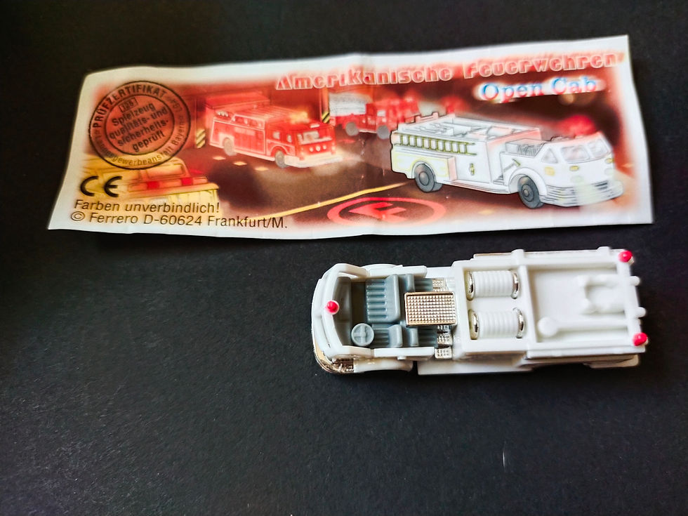 Miniaturní bílý hasičský vůz s obrázkem