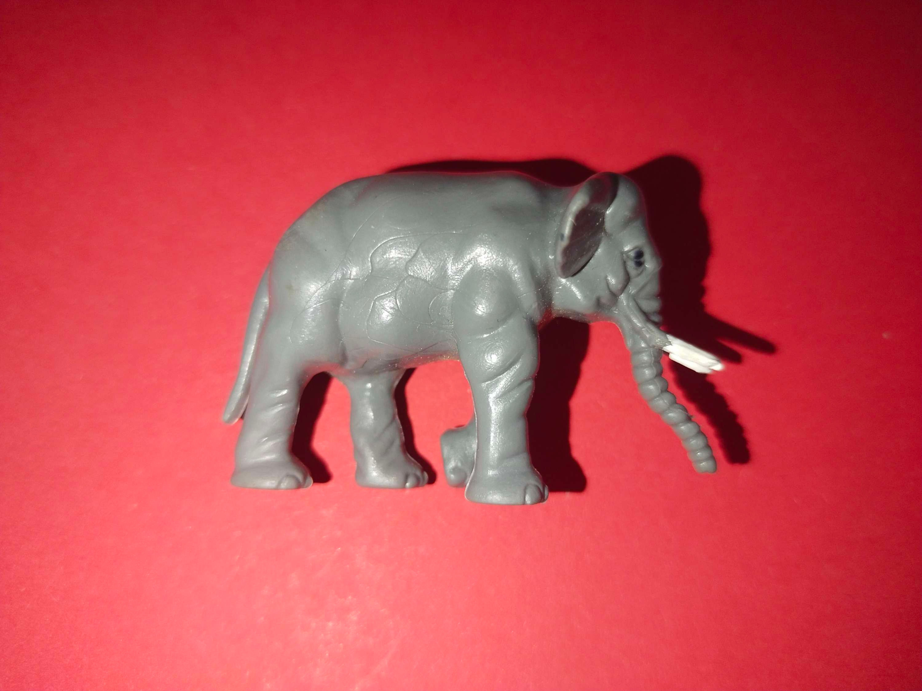 Plastikový slon, šedá figurka