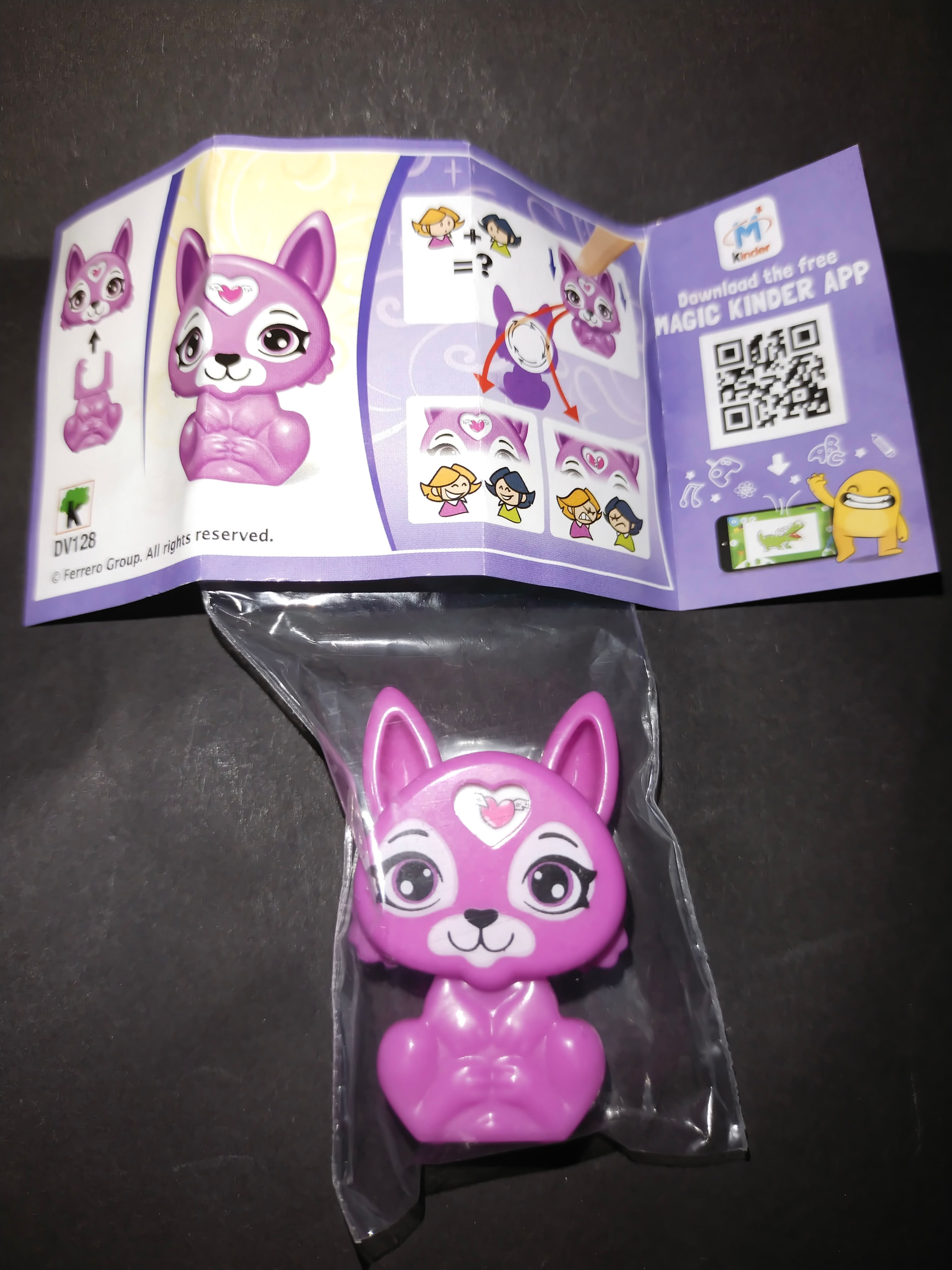 Fialová plastová figurka kočky s QR kódem