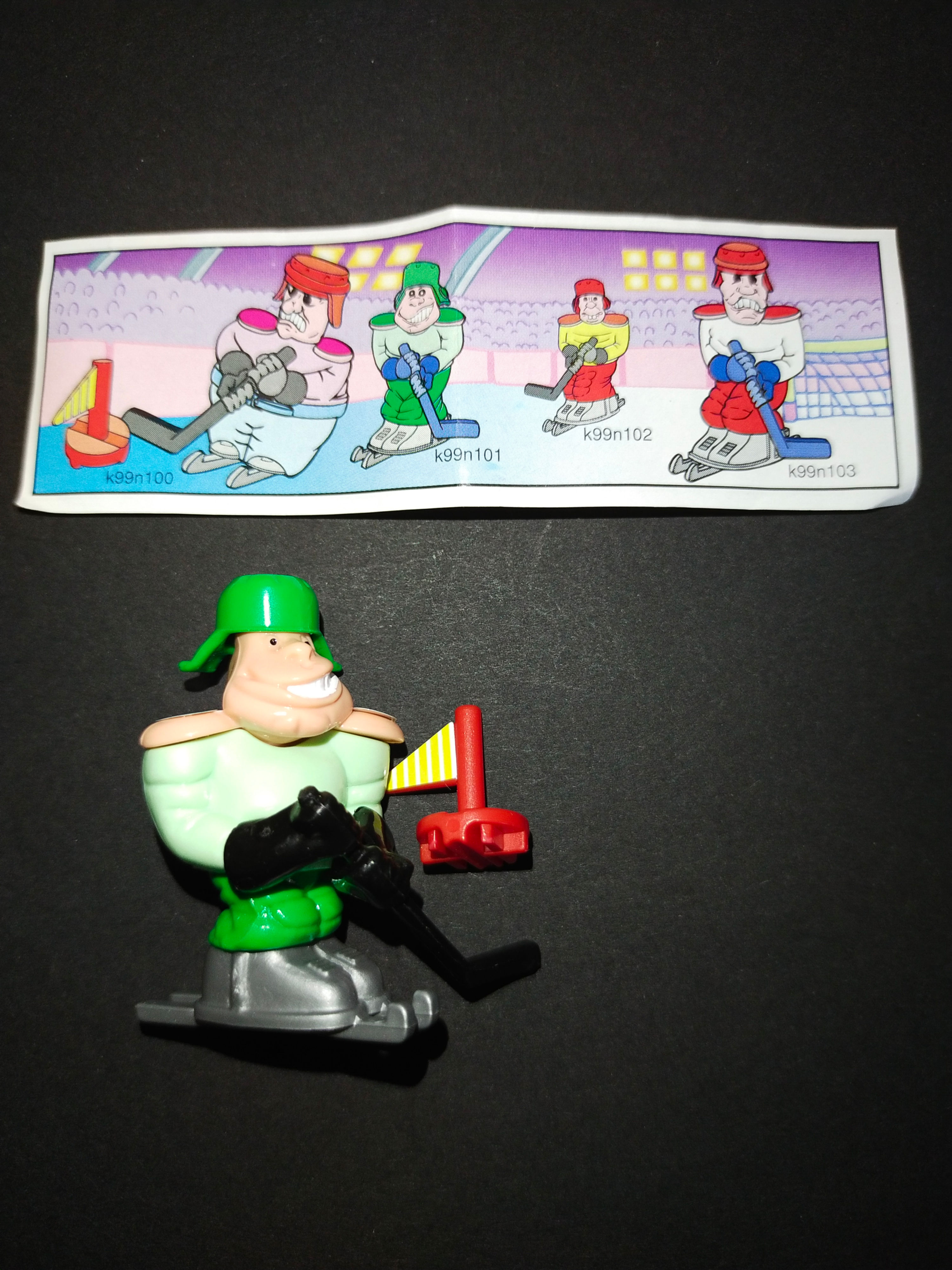 Hokejista hračka s hokejkou a brankou