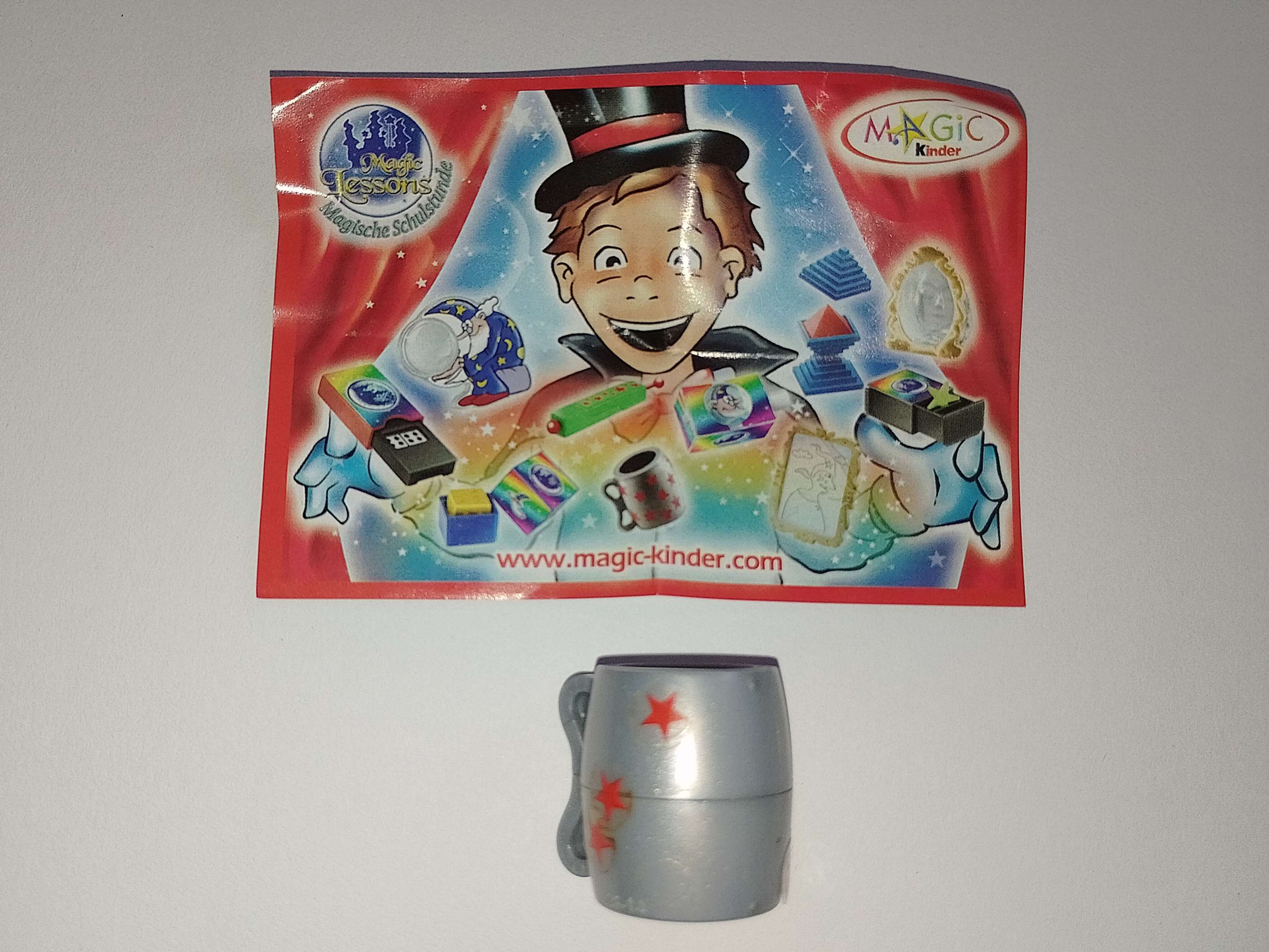 Stříbrný hrníček s hvězdami, hračka z Kinder vajíčka