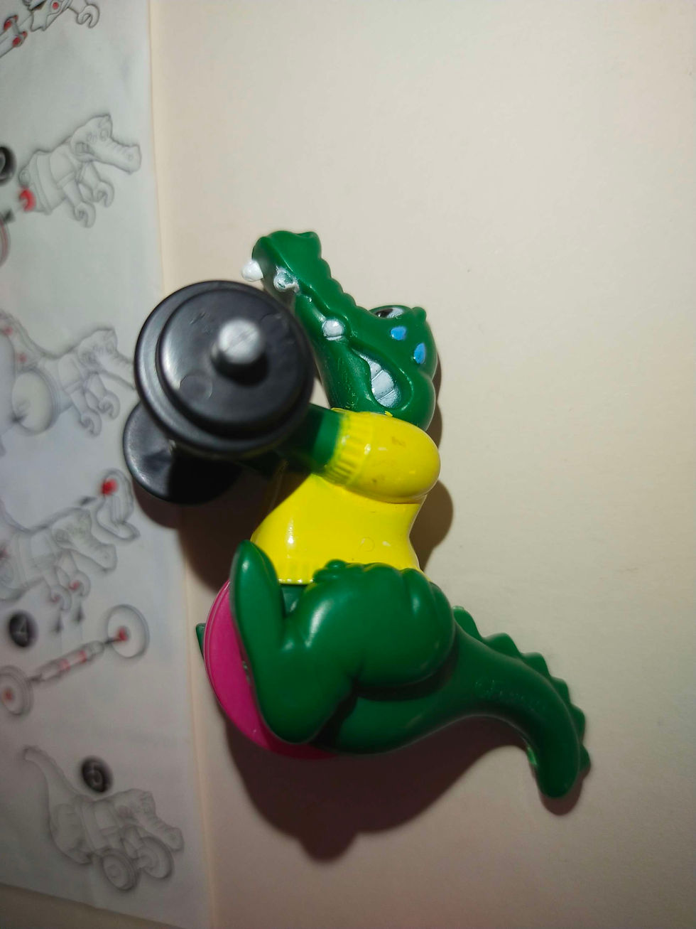 Miniatura: Zelený krokodýl zvedající činku