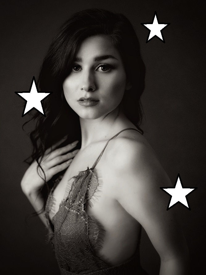 Černobílý portrét ženy s hvězdami