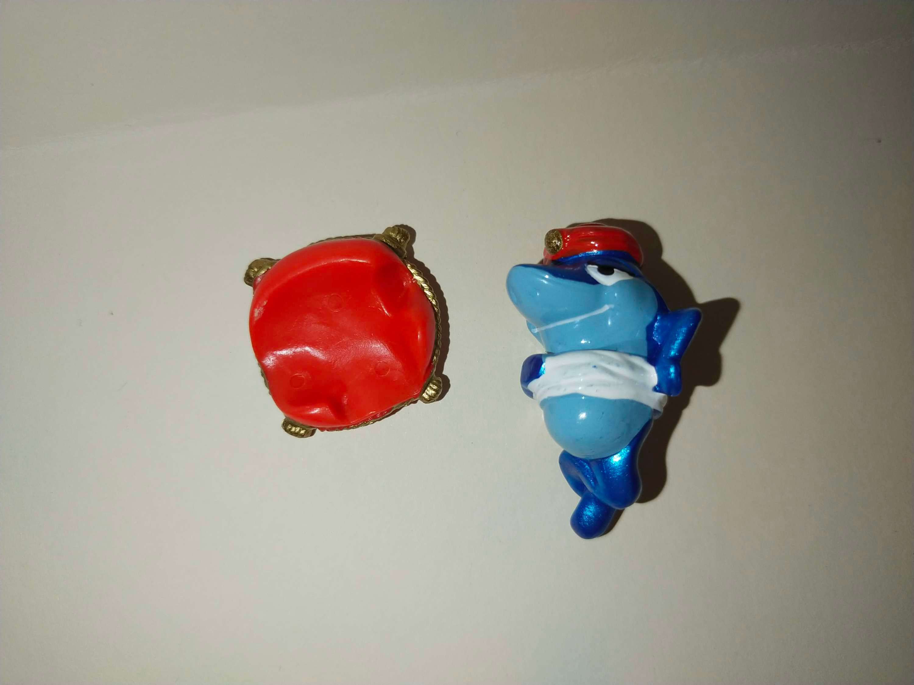 Delfín a červený předmět, figurky