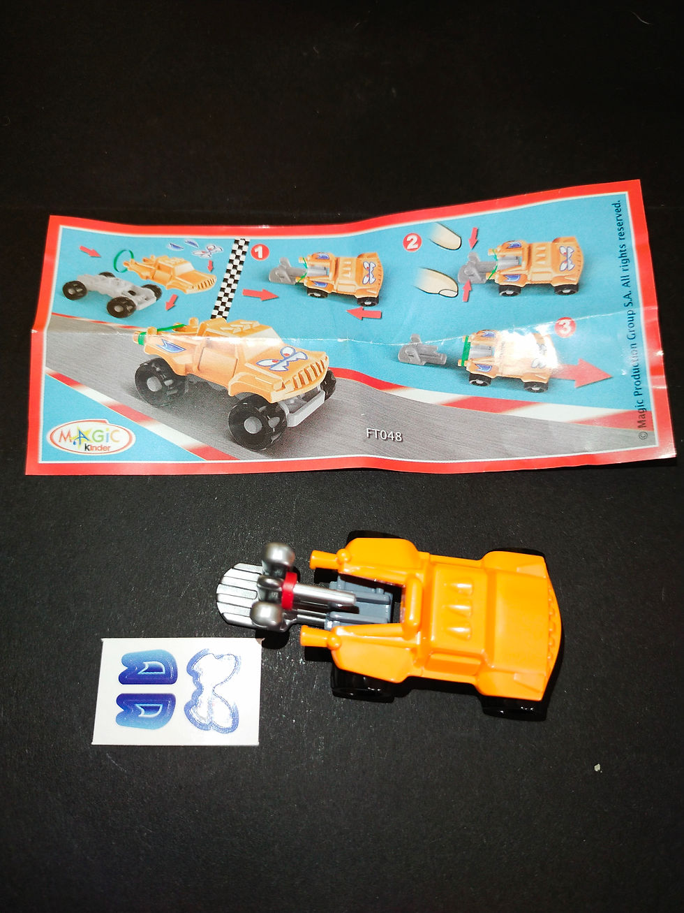 Žluté závodní autíčko s návodem