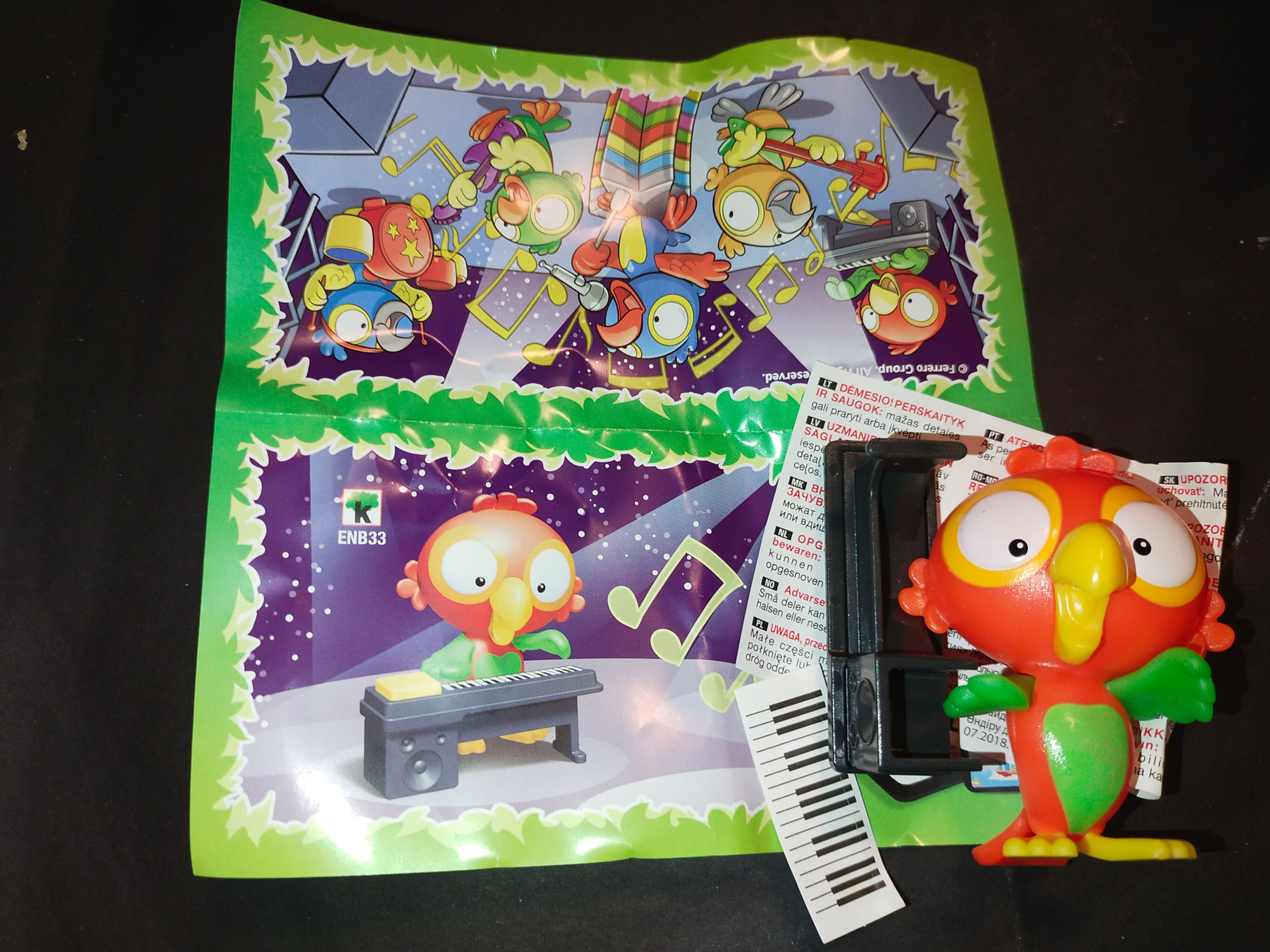 Roztomilý oranžový papoušek hraje na klávesy