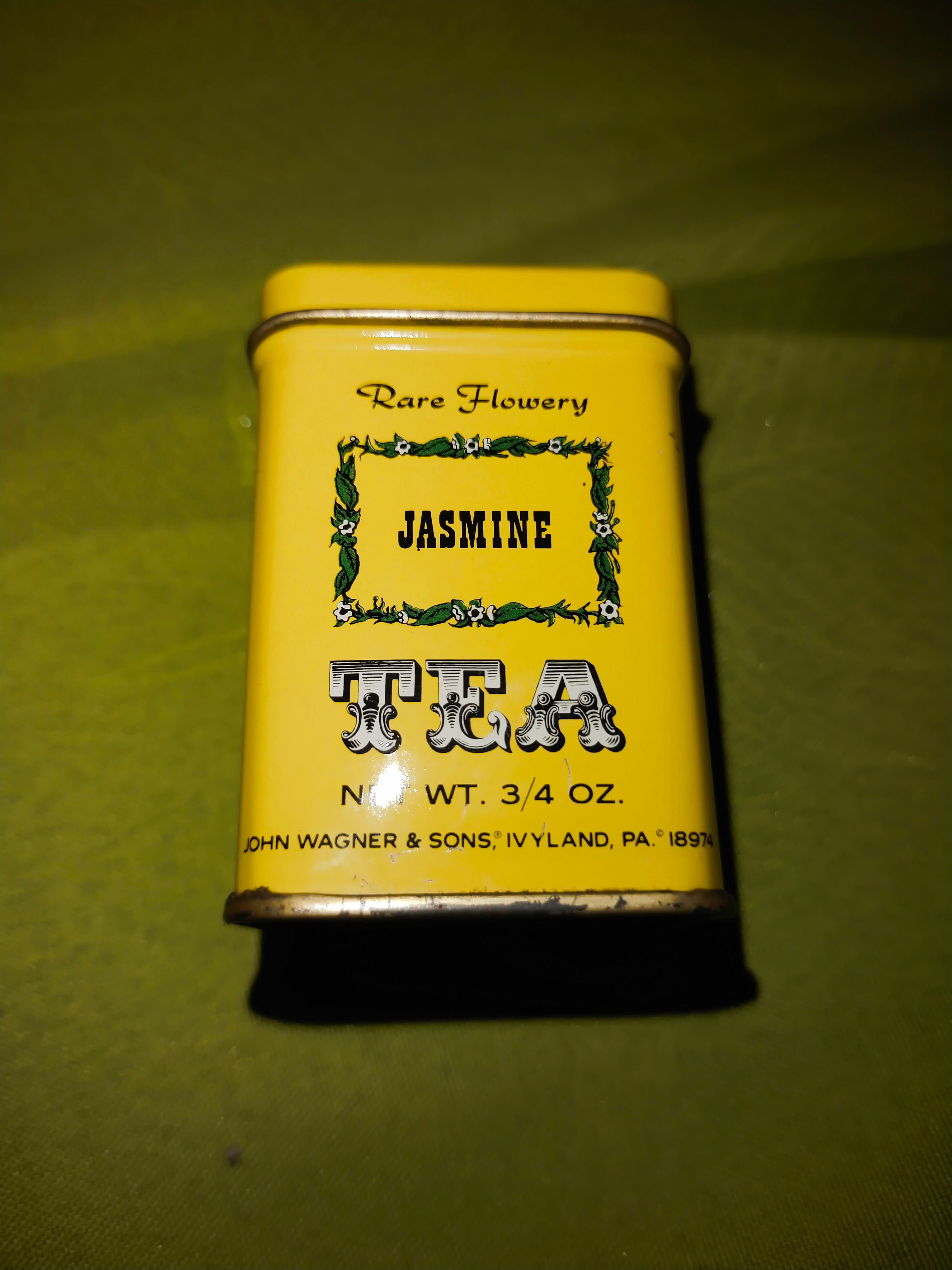 Žlutá plechovka čaje Jasmine 3,4 oz