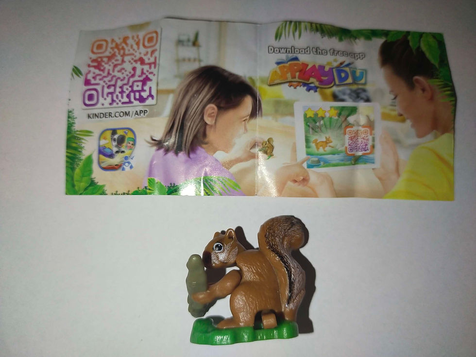 Roztomilá figurka veverky s oříškem