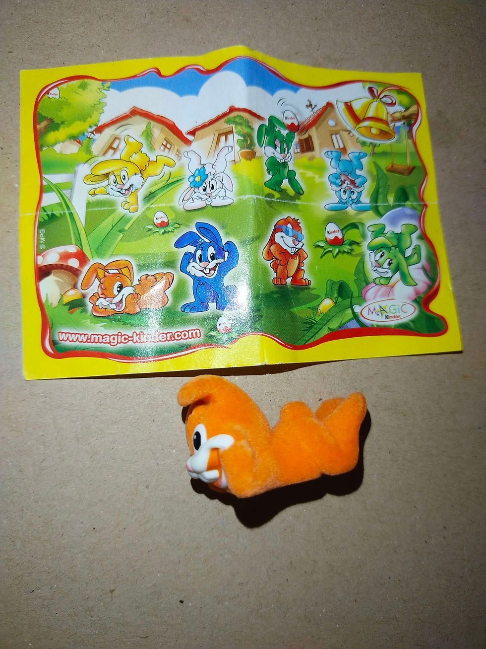 Roztomilá oranžová figurka králíčka s obrázkem