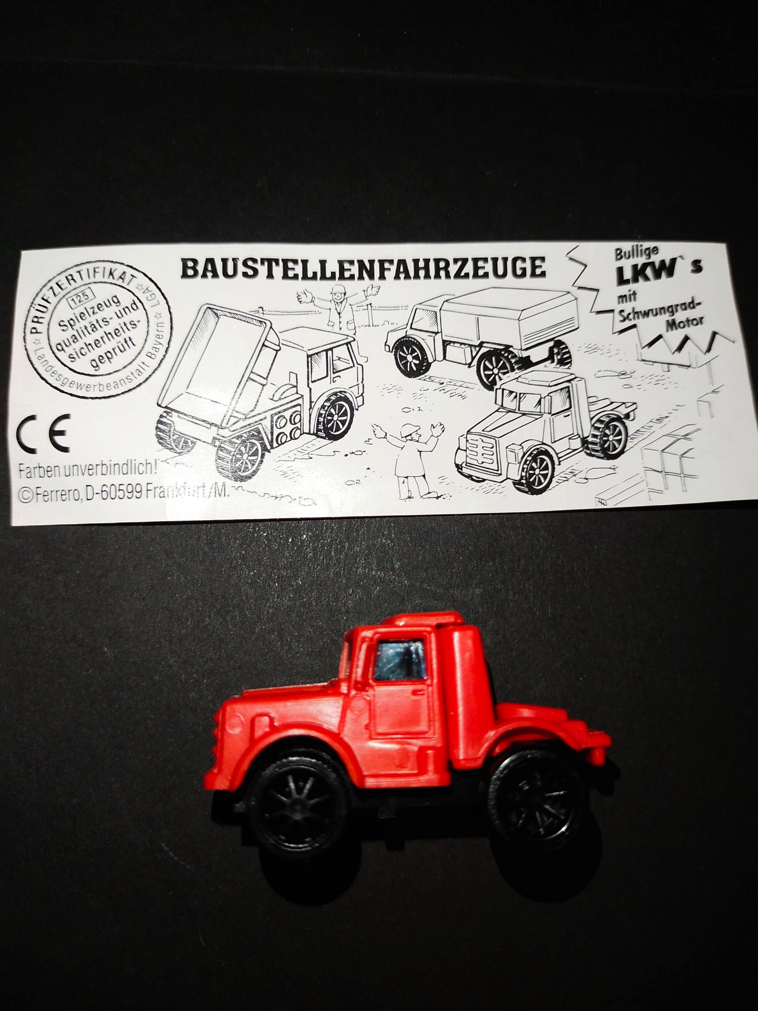 Červený model náklaďáku s instruktážní kartou