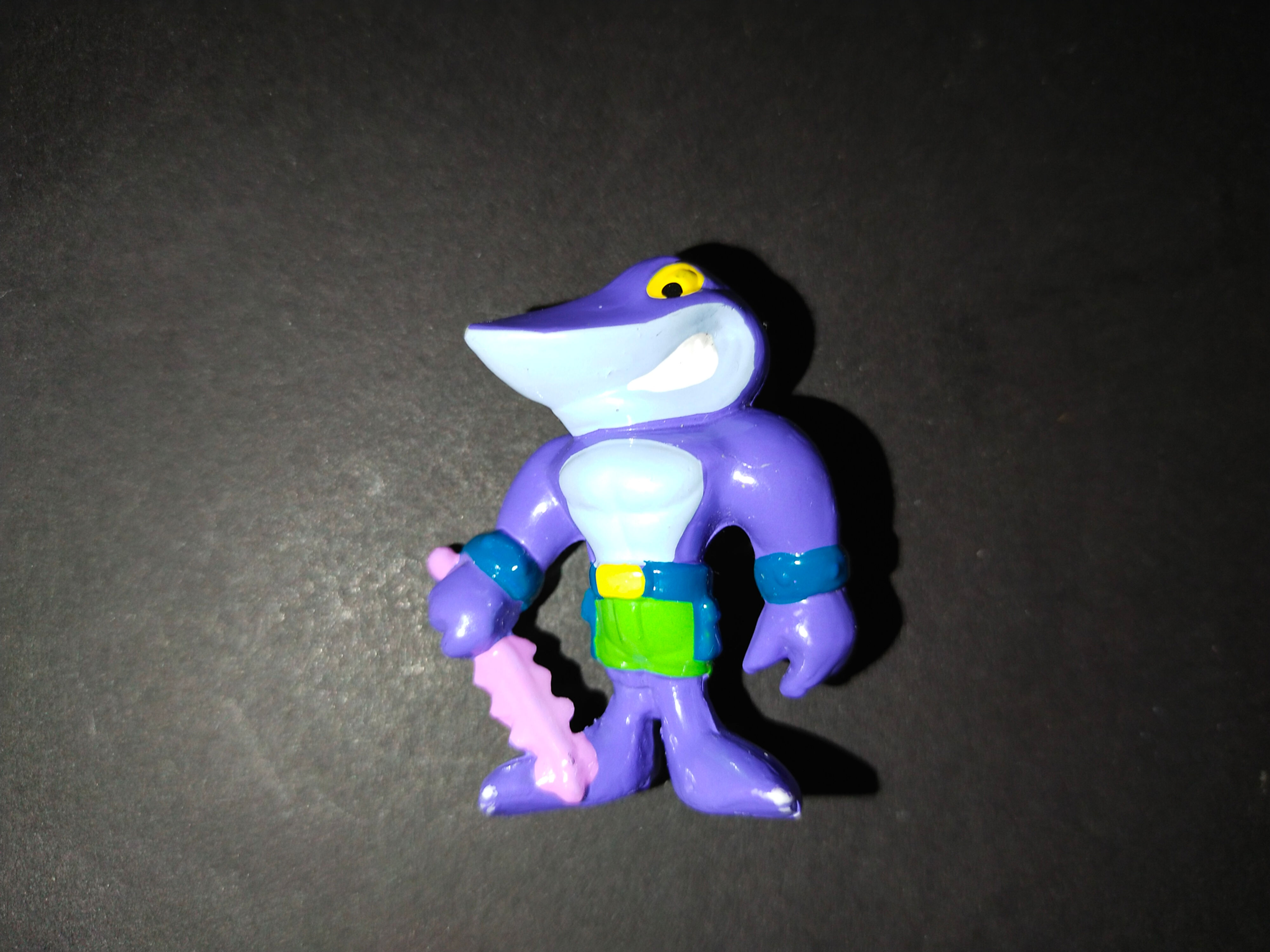 Fialová figurka s nástrojem