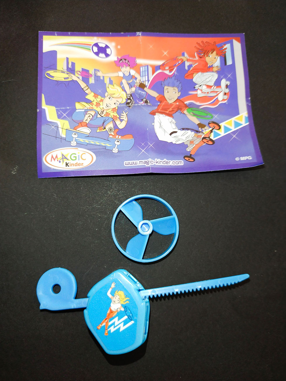 Modrý vrtulový spinner a obal s obrázky skejťáků