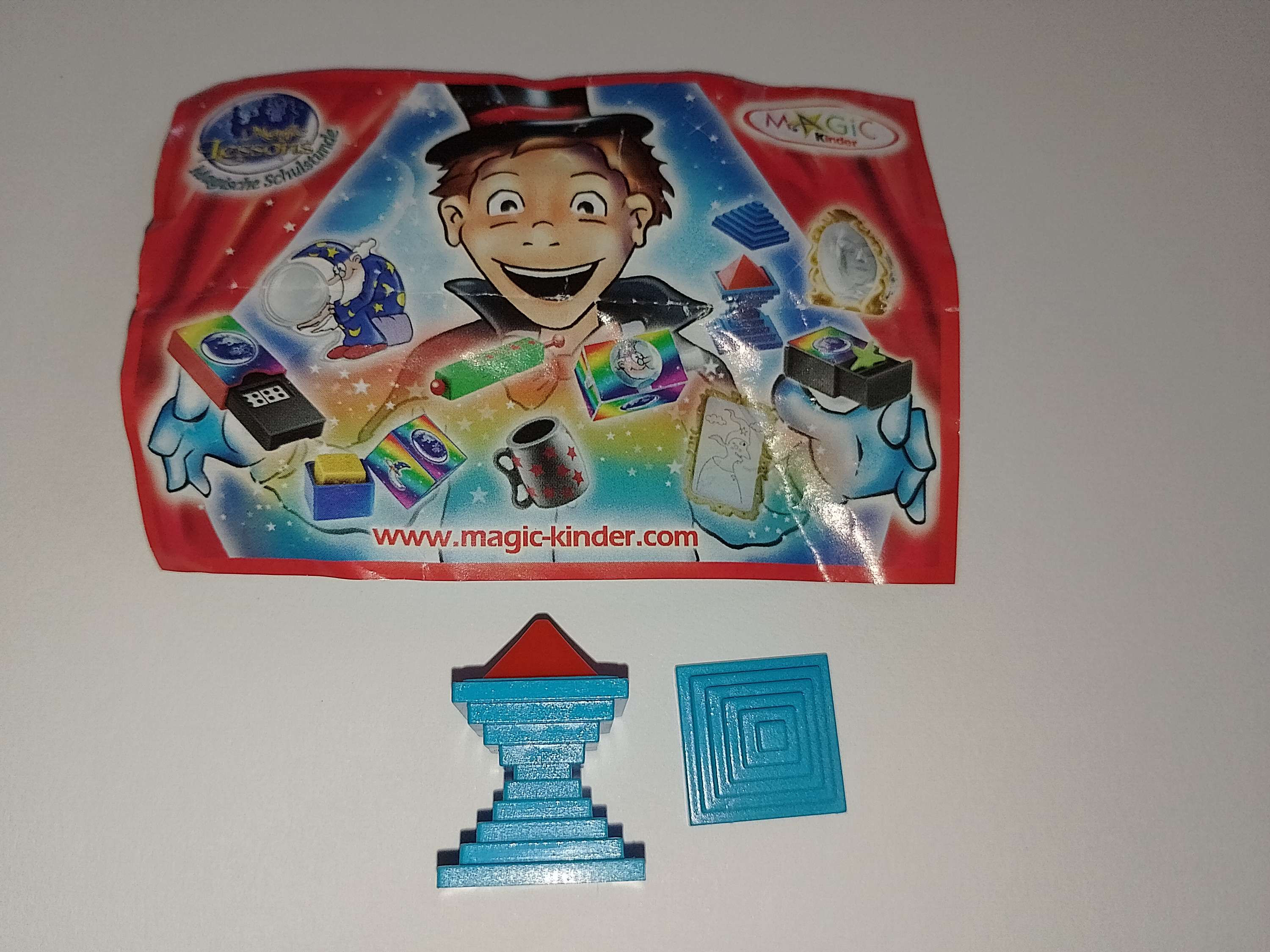 Krabice s hračkou a návodem
