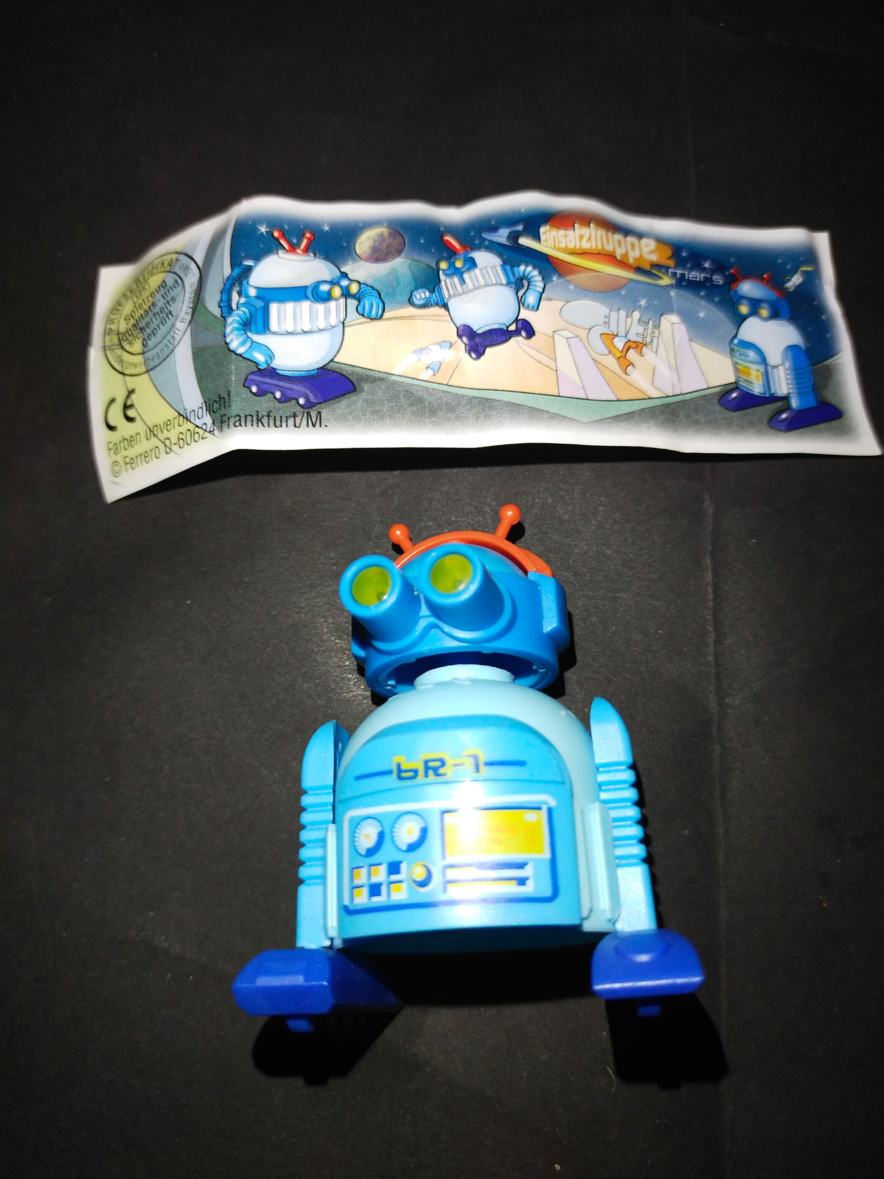 Modrý robotický hračkář s obrázkem