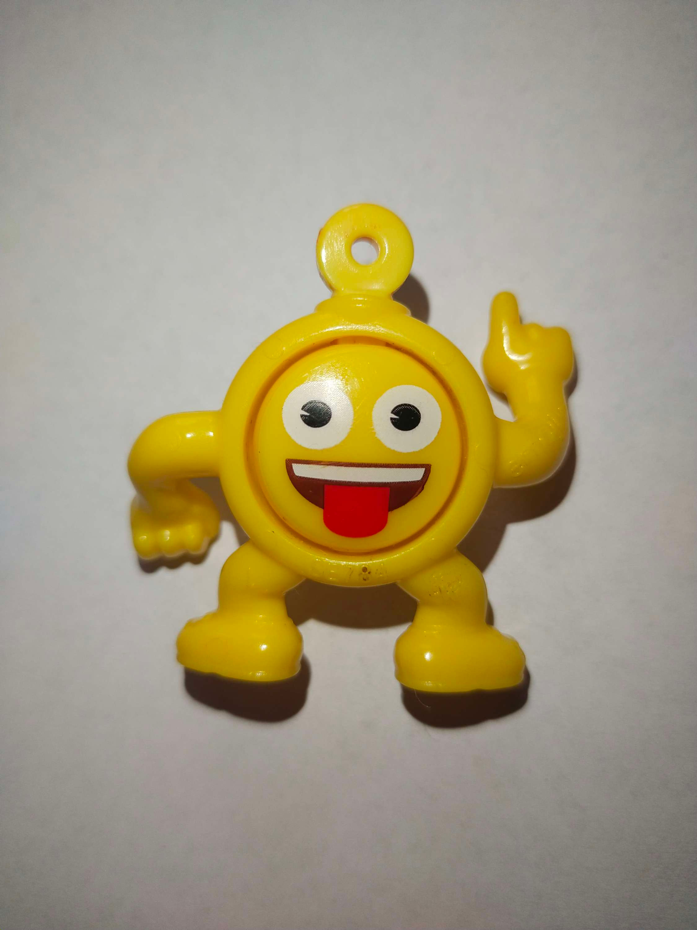 Žlutá plastová figurka s emotikonem