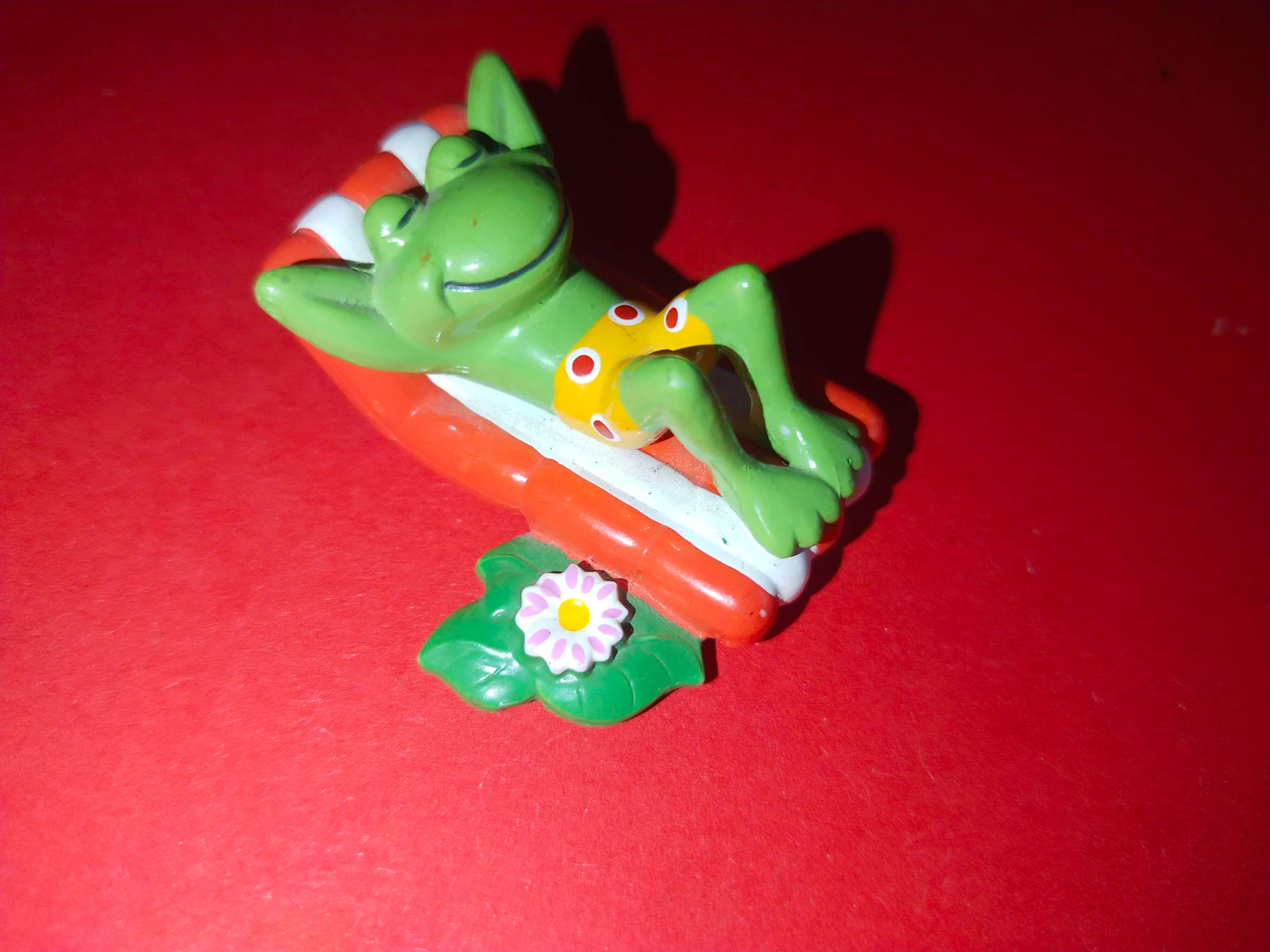 Roztomilá zelená figurka odpočívá