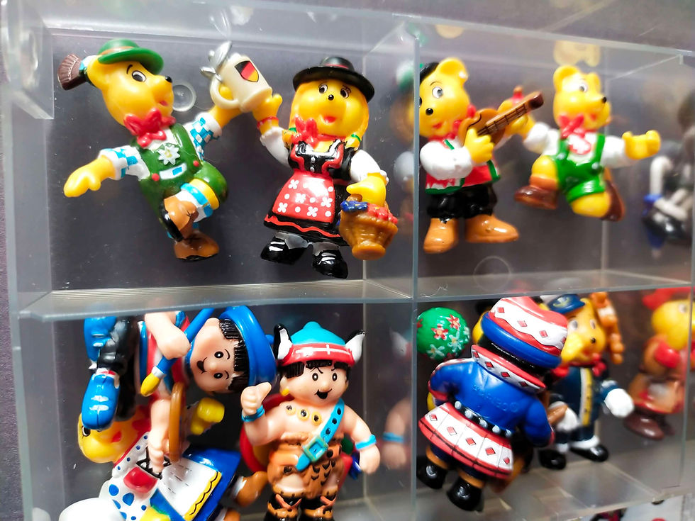 Kolekce figurek v krajových kostýmech