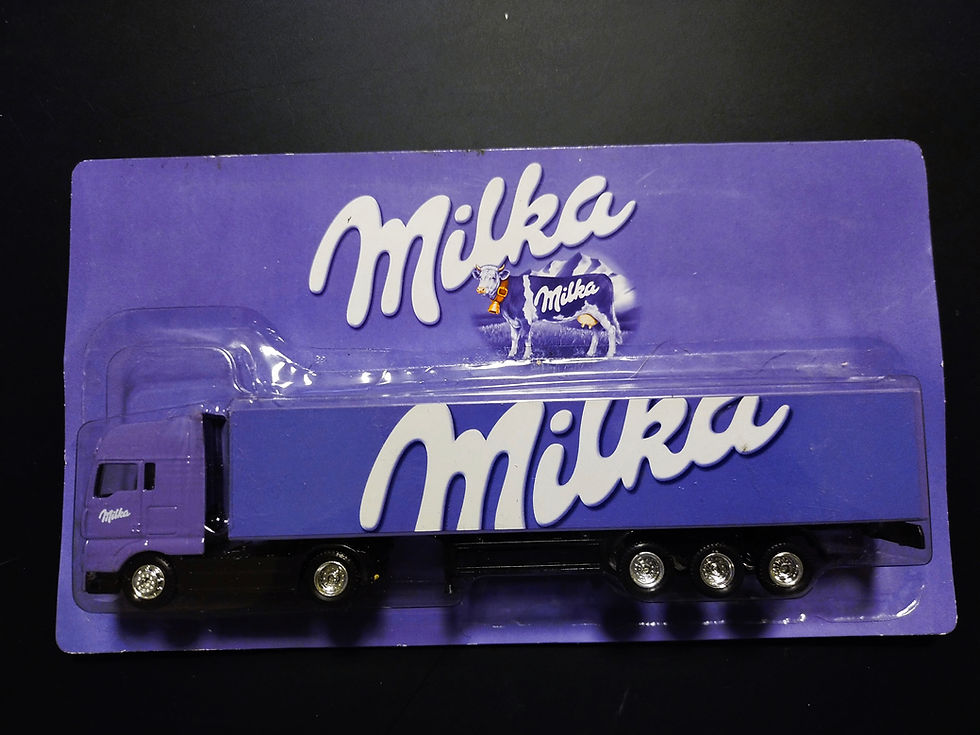 Fialový náklaďák Milka, hračka