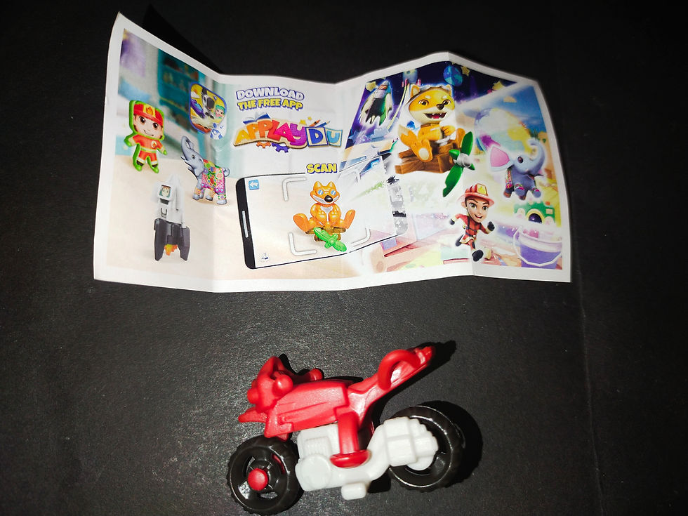 Červená hračkářská motorka a obrázkový leták